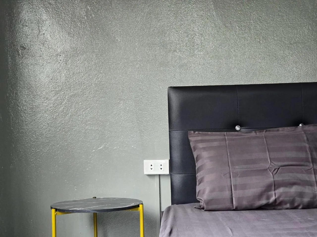 Bed in SRINN House, Bangkok