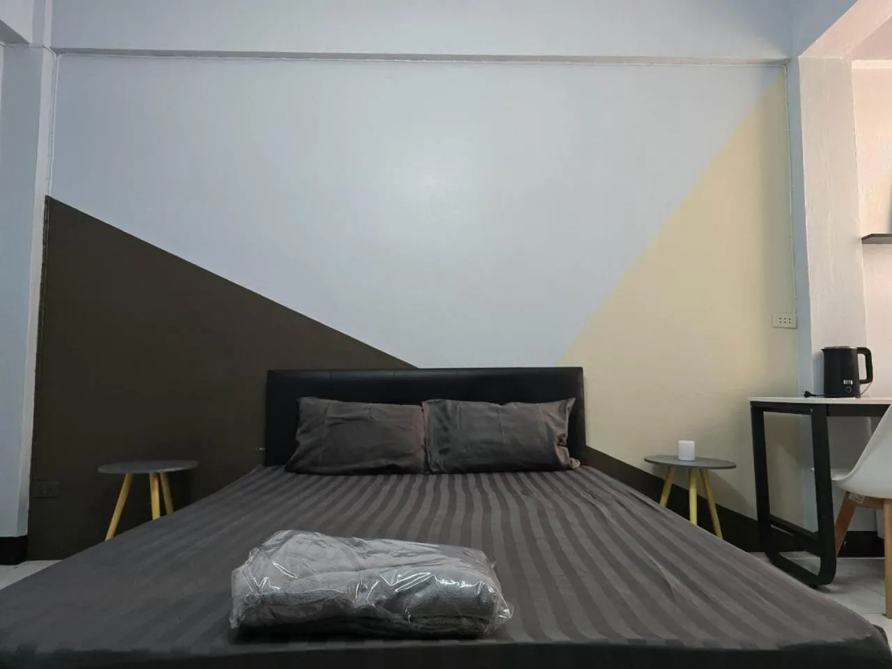 Bedroom, Bed in SRINN House, Bangkok