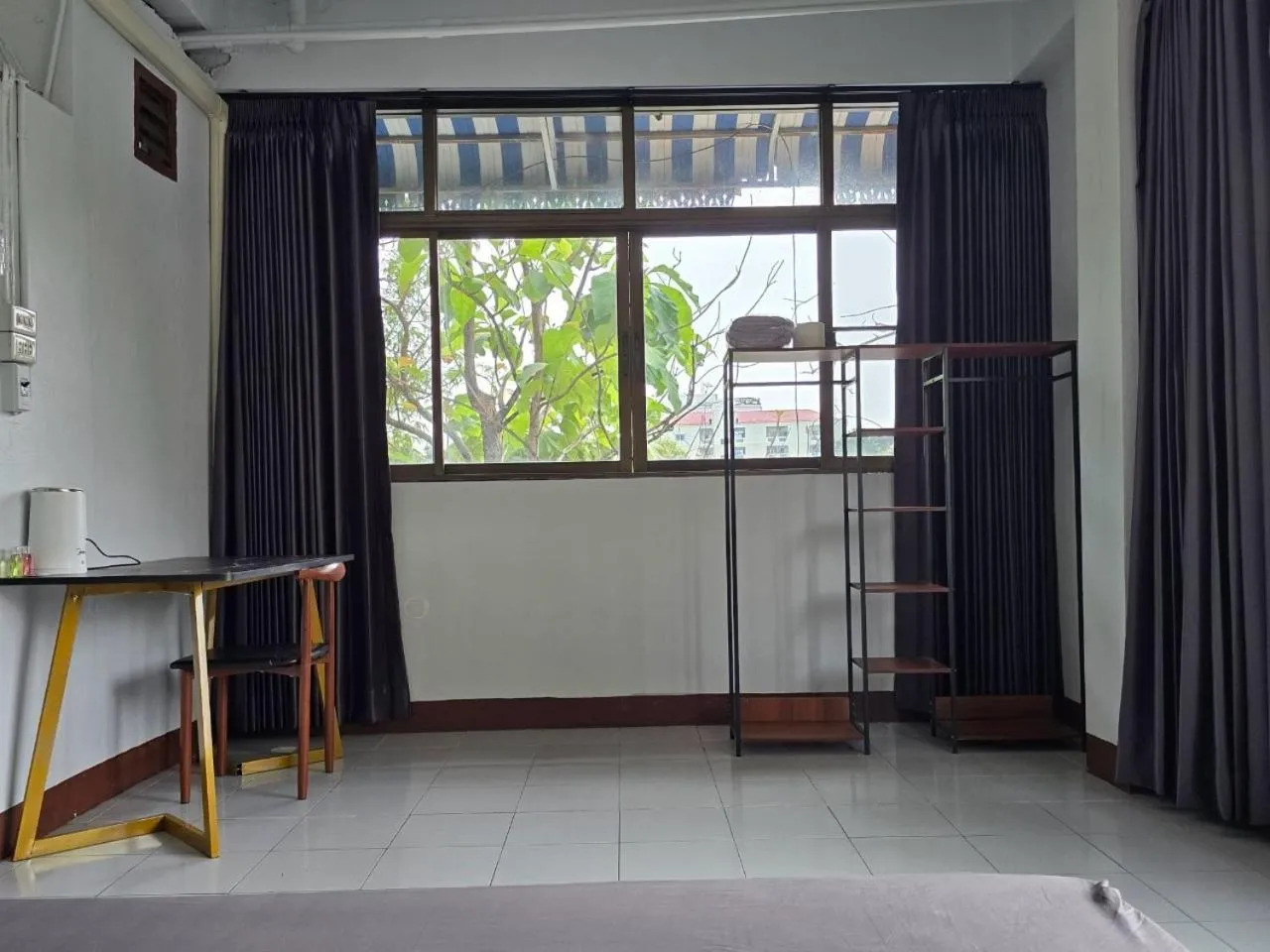 Living room in SRINN House, Bangkok