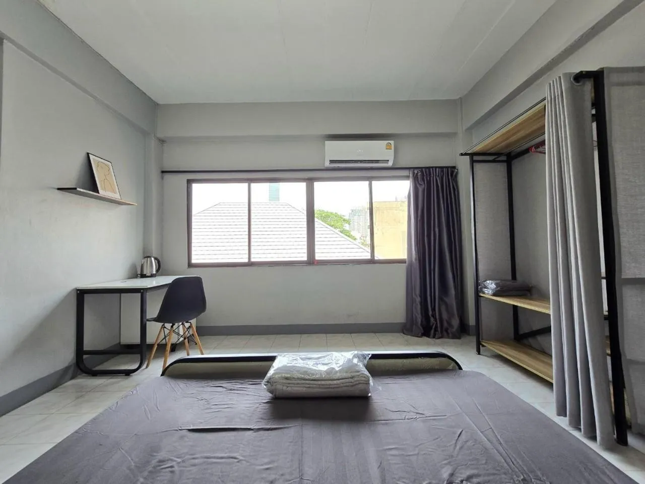 Bed in SRINN House, Bangkok