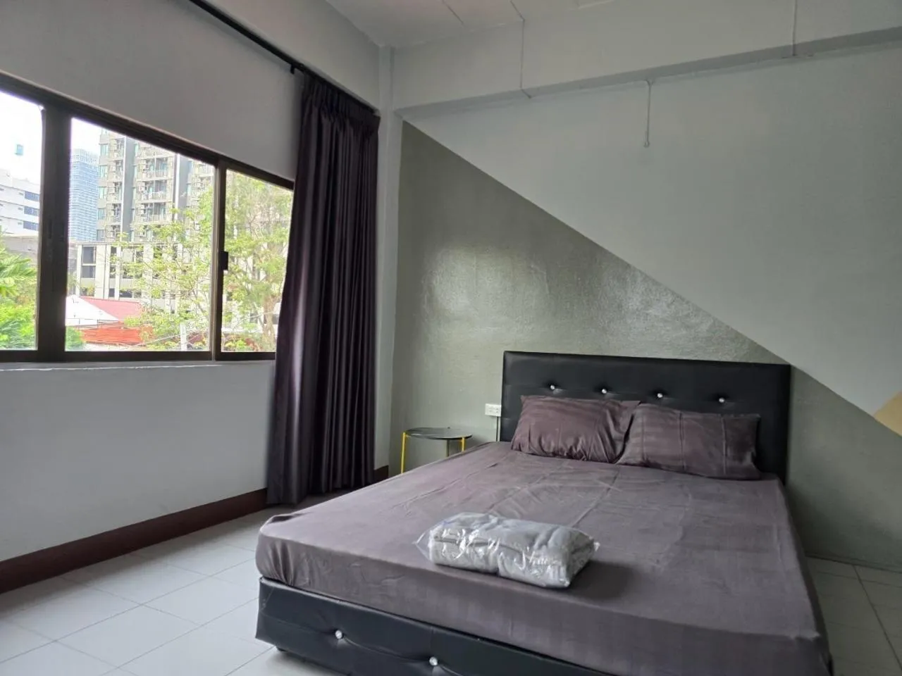 Bed in SRINN House, Bangkok