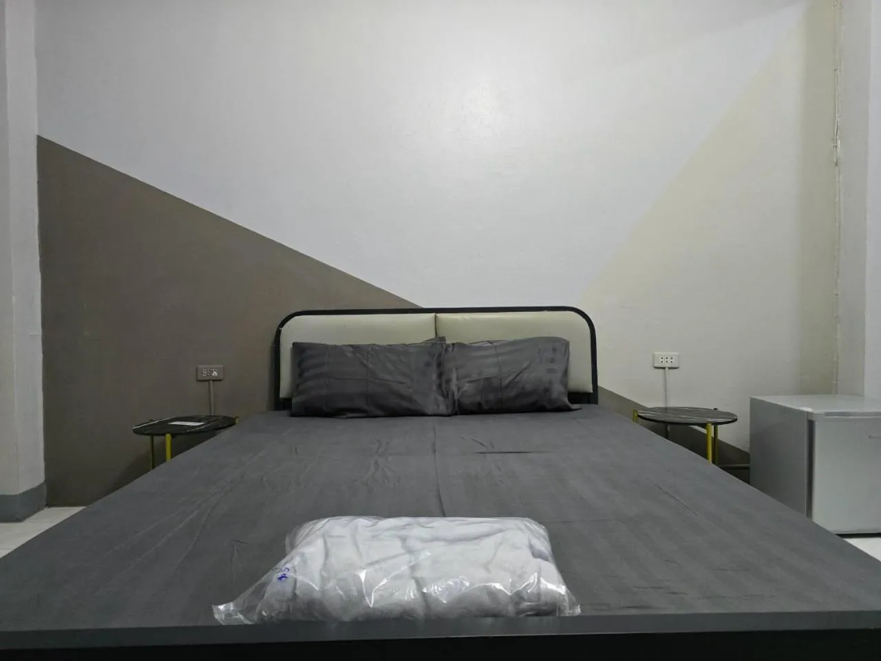 Bed in SRINN House, Bangkok