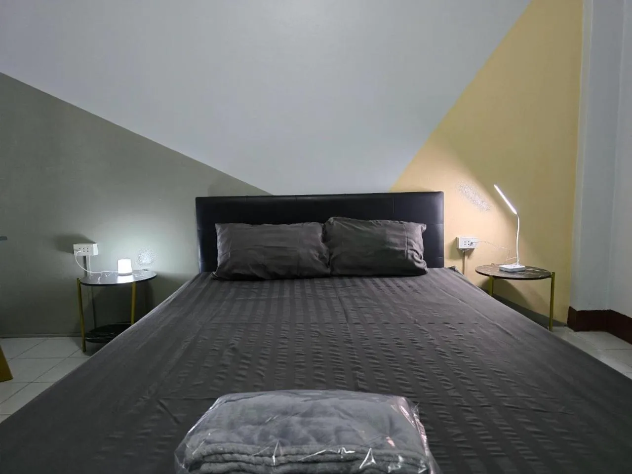Bed in SRINN House, Bangkok