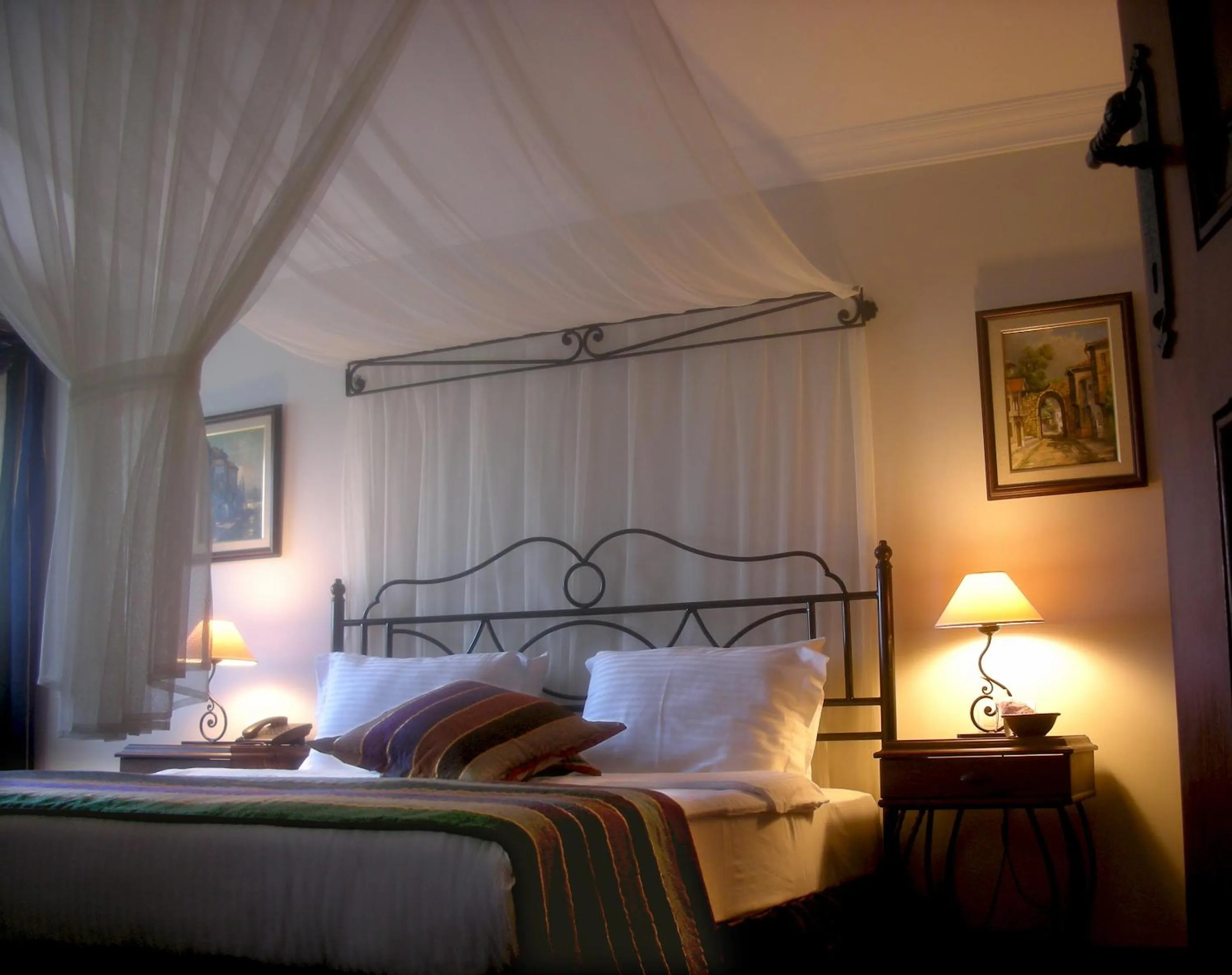 Photo of the whole room in Maris Hotel