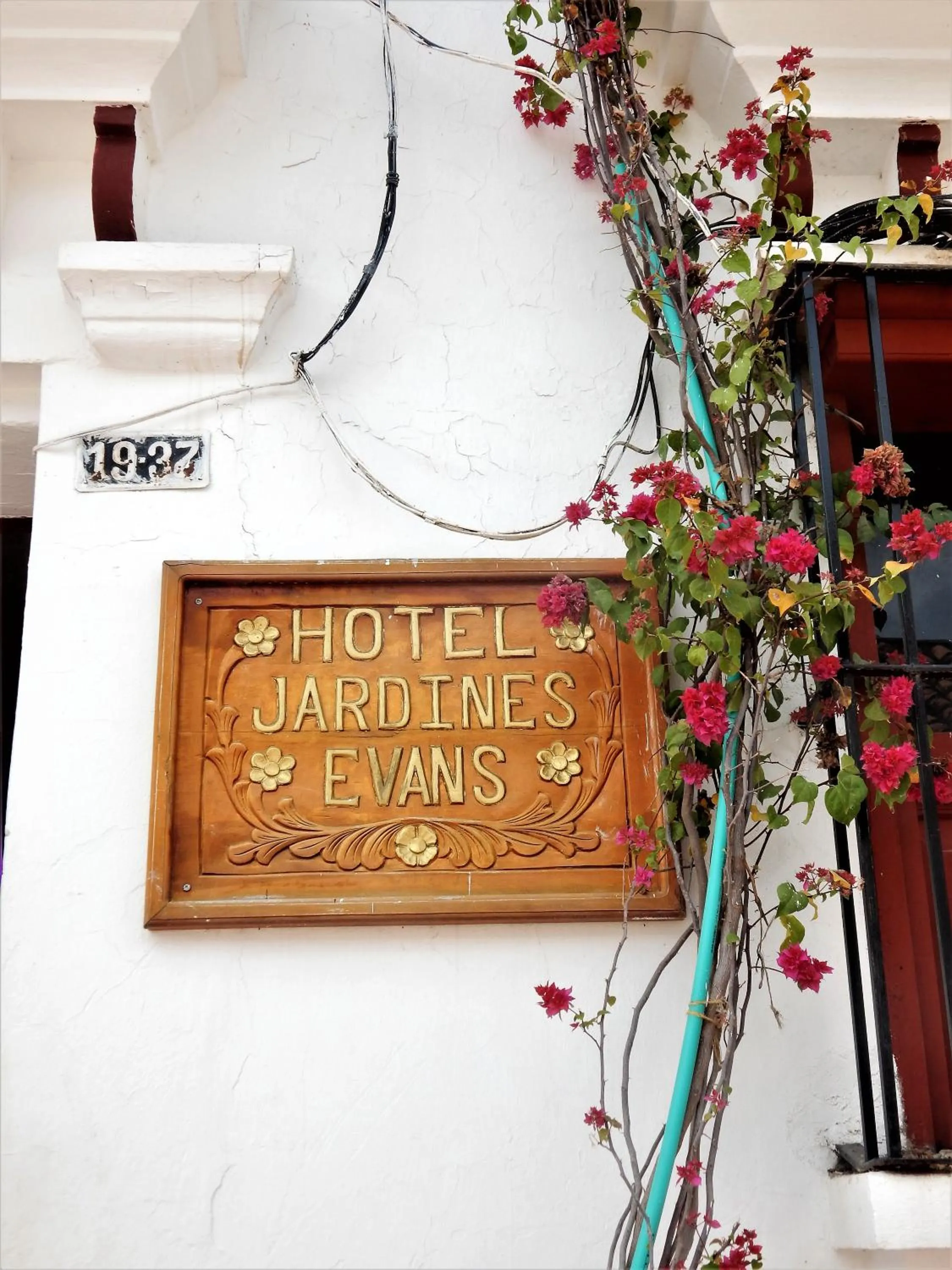 Logo/Certificate/Sign in Hotel Jardines Evans By GEH Suites