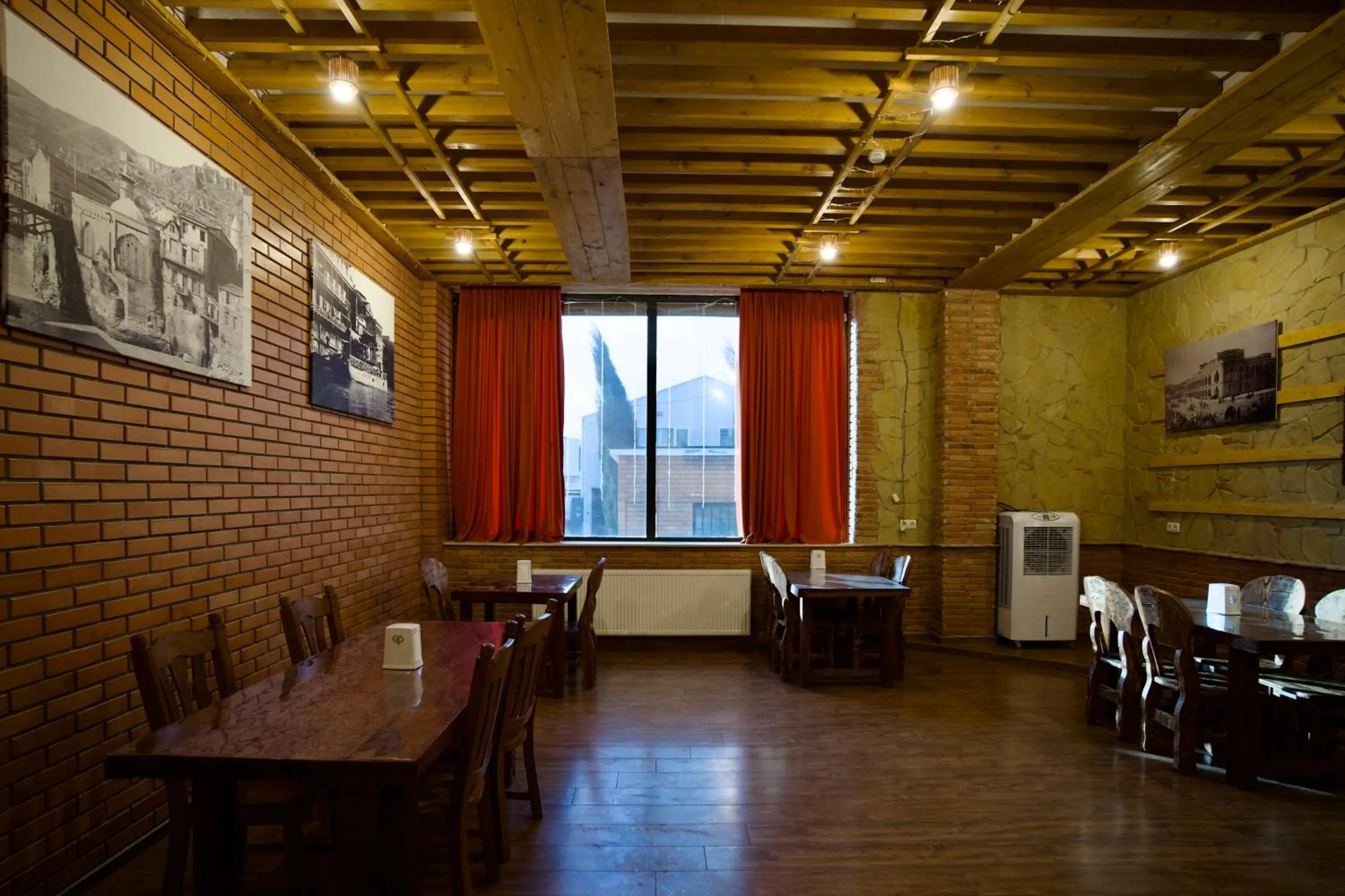 Restaurant/places to eat in Hotel Mogzauri