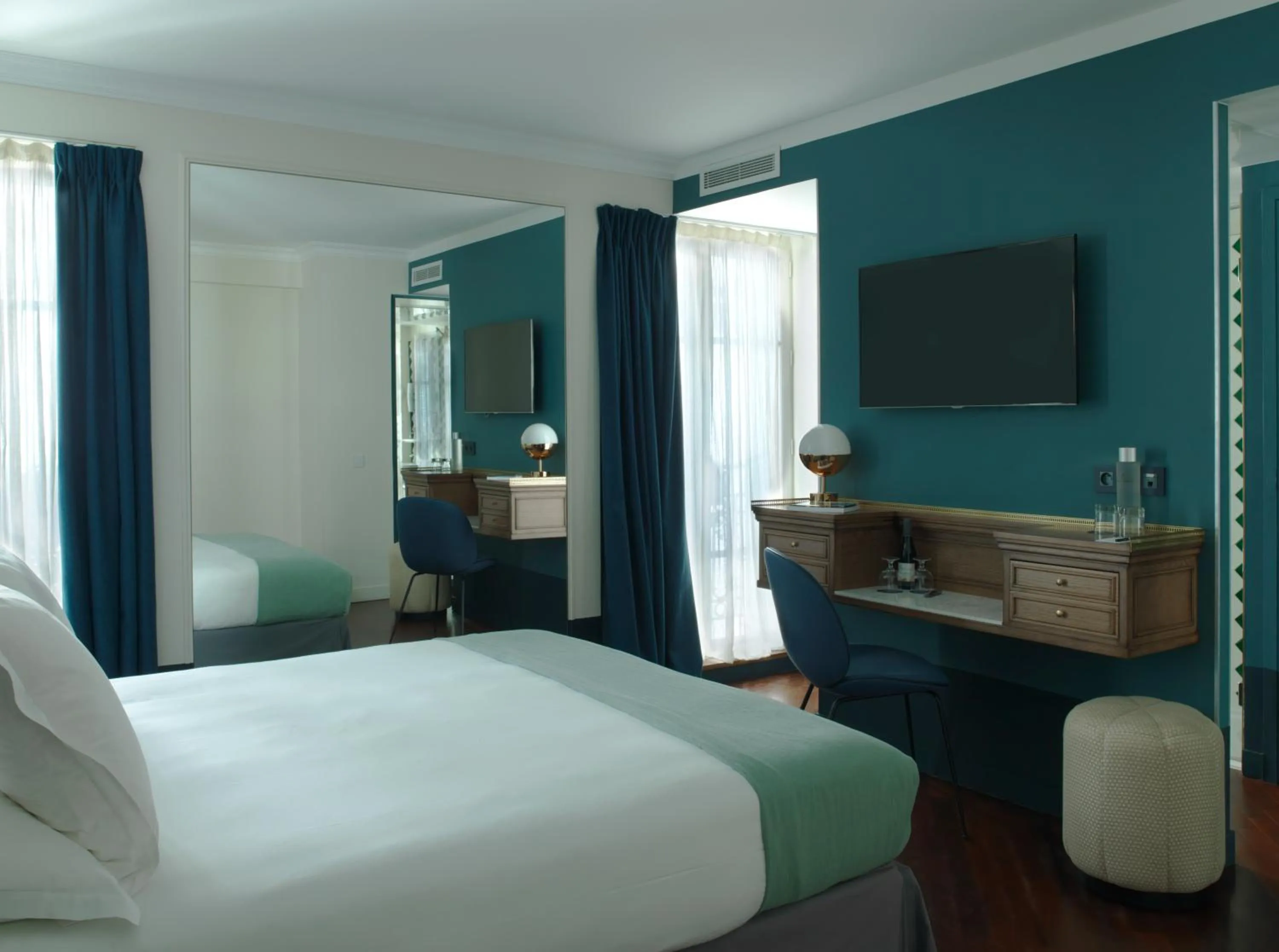 Bed in Hotel Bachaumont