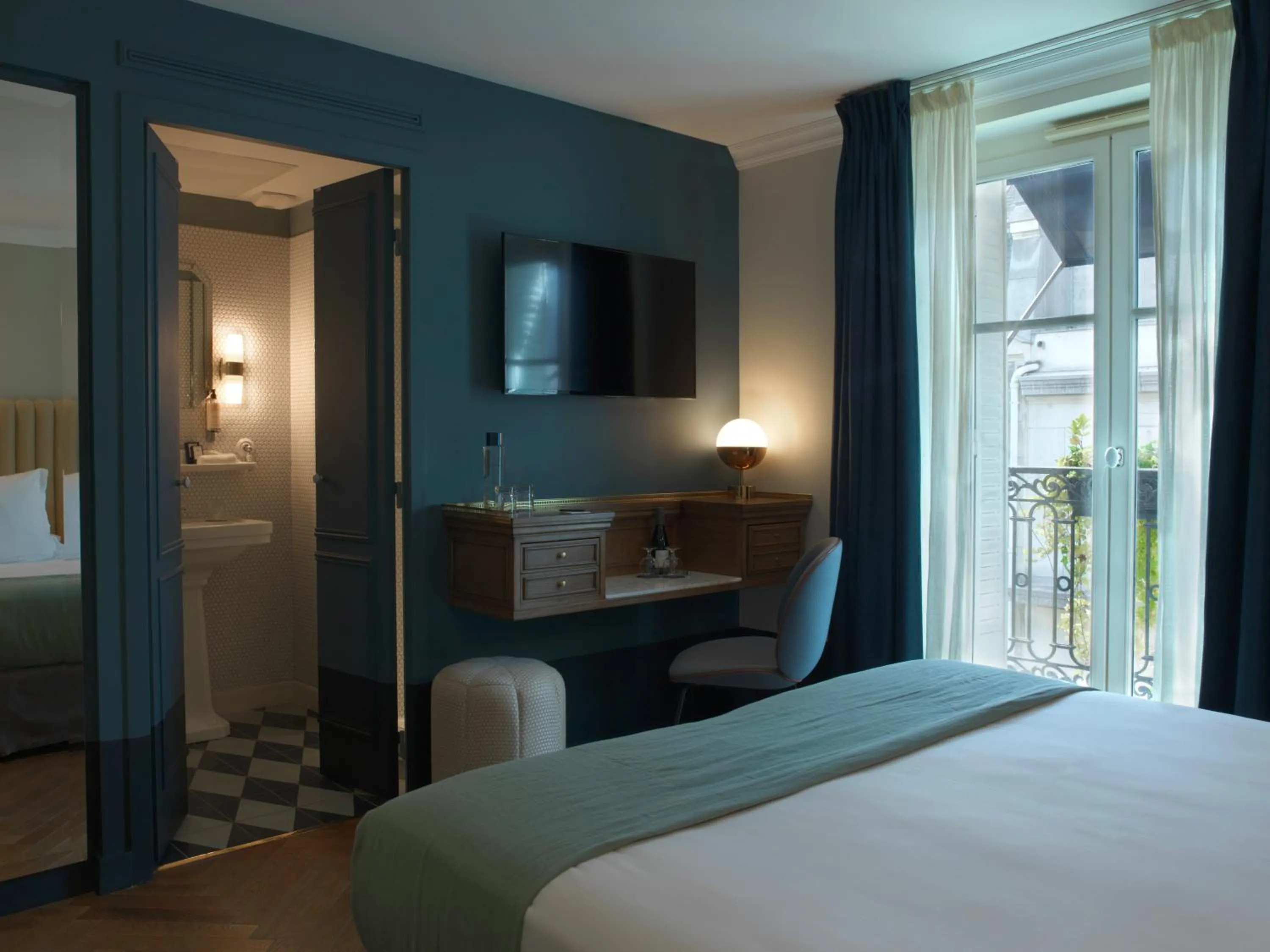 Bathroom, Bed in Hotel Bachaumont