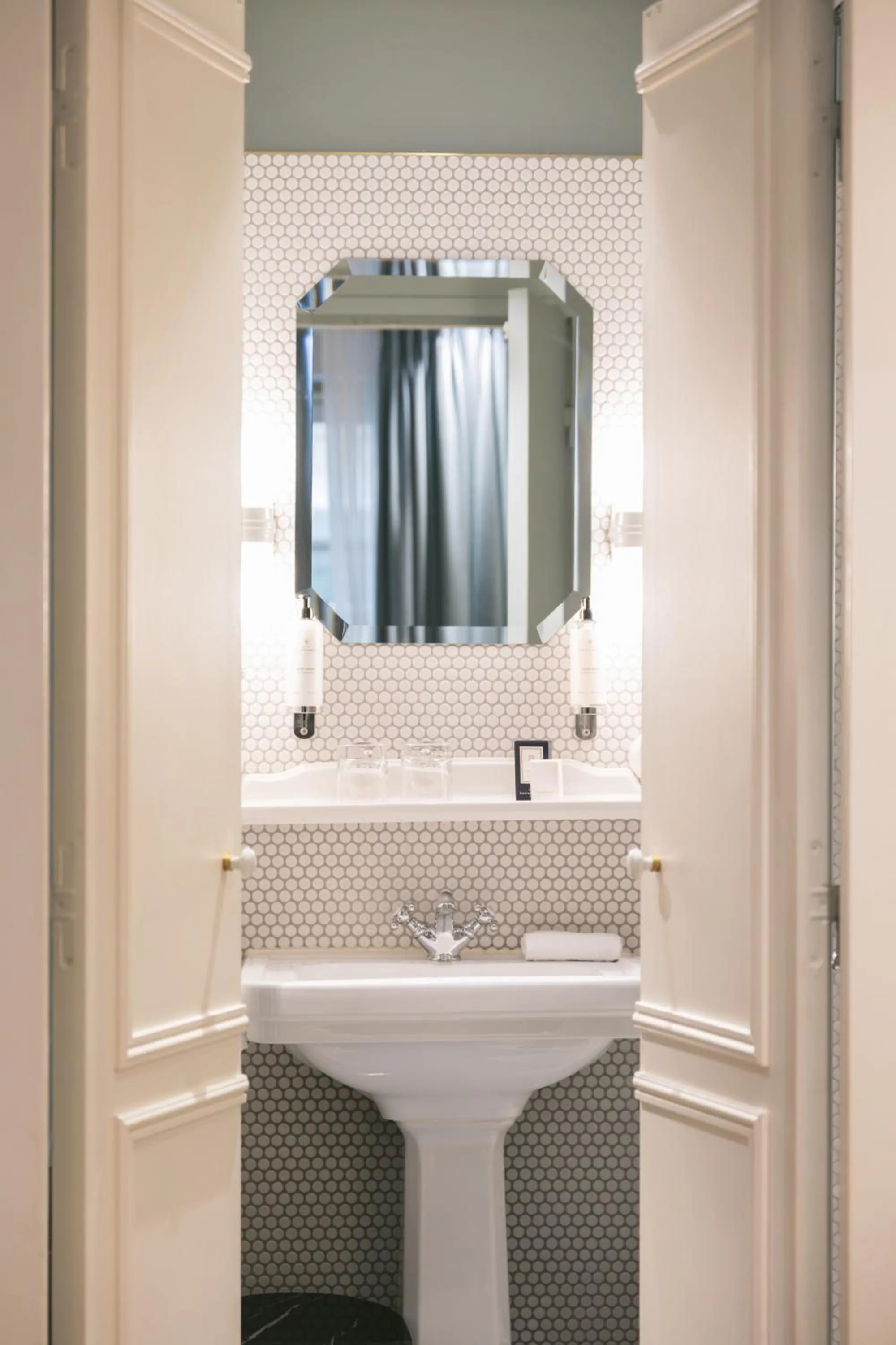 Shower in Hotel Bachaumont