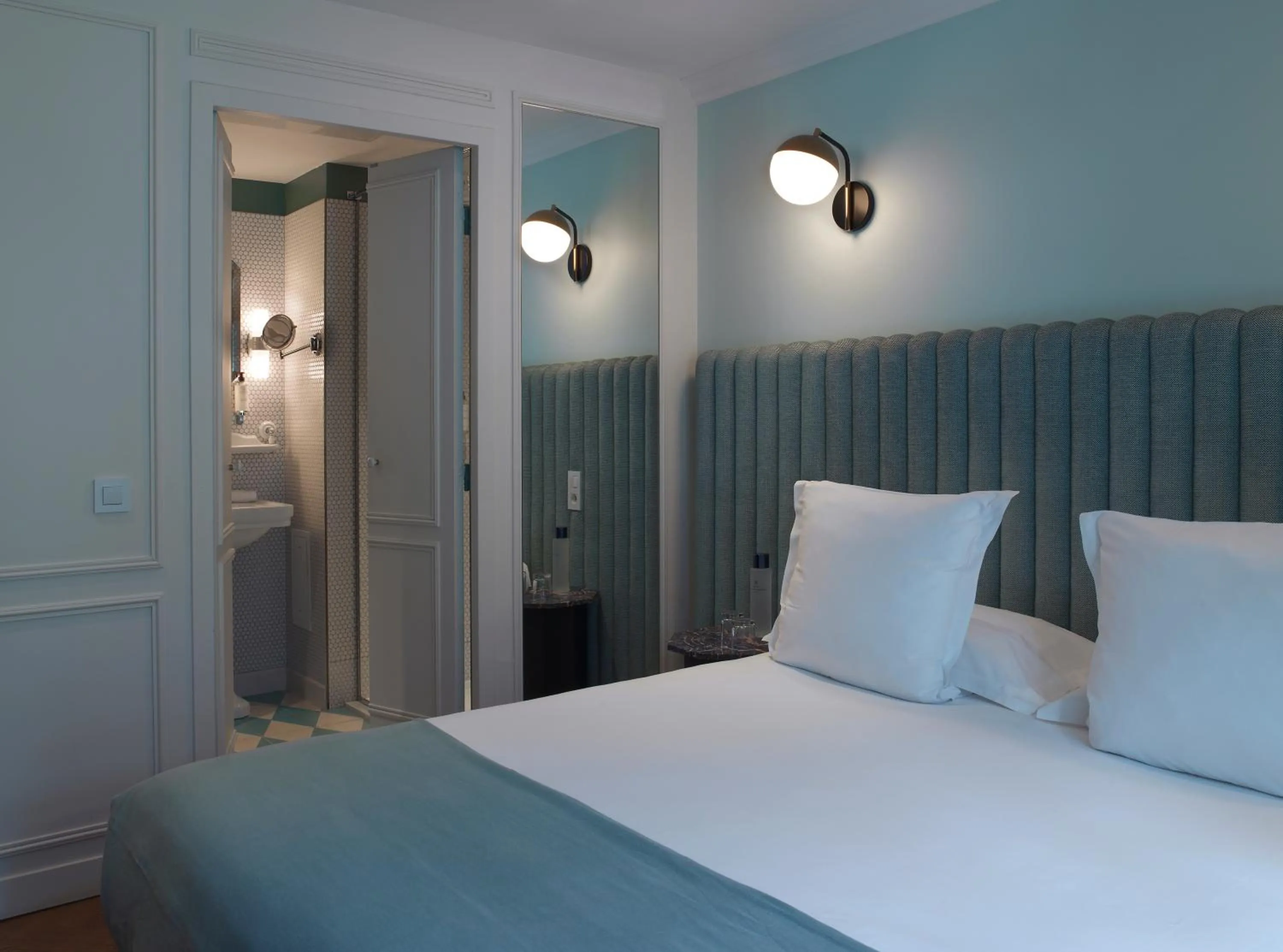 Bathroom, Bed in Hotel Bachaumont