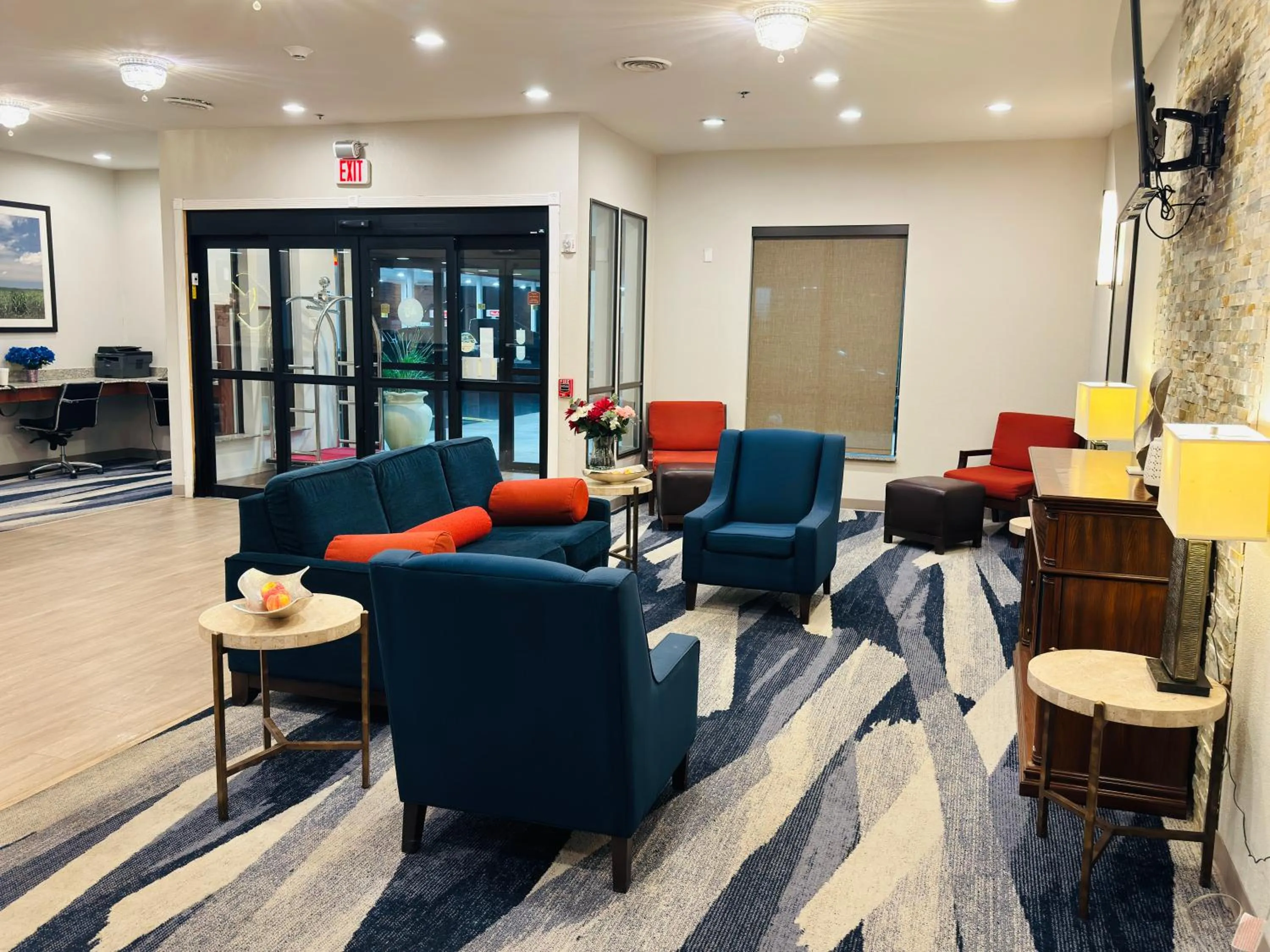 Living room in Comfort Suites Plymouth near US-30