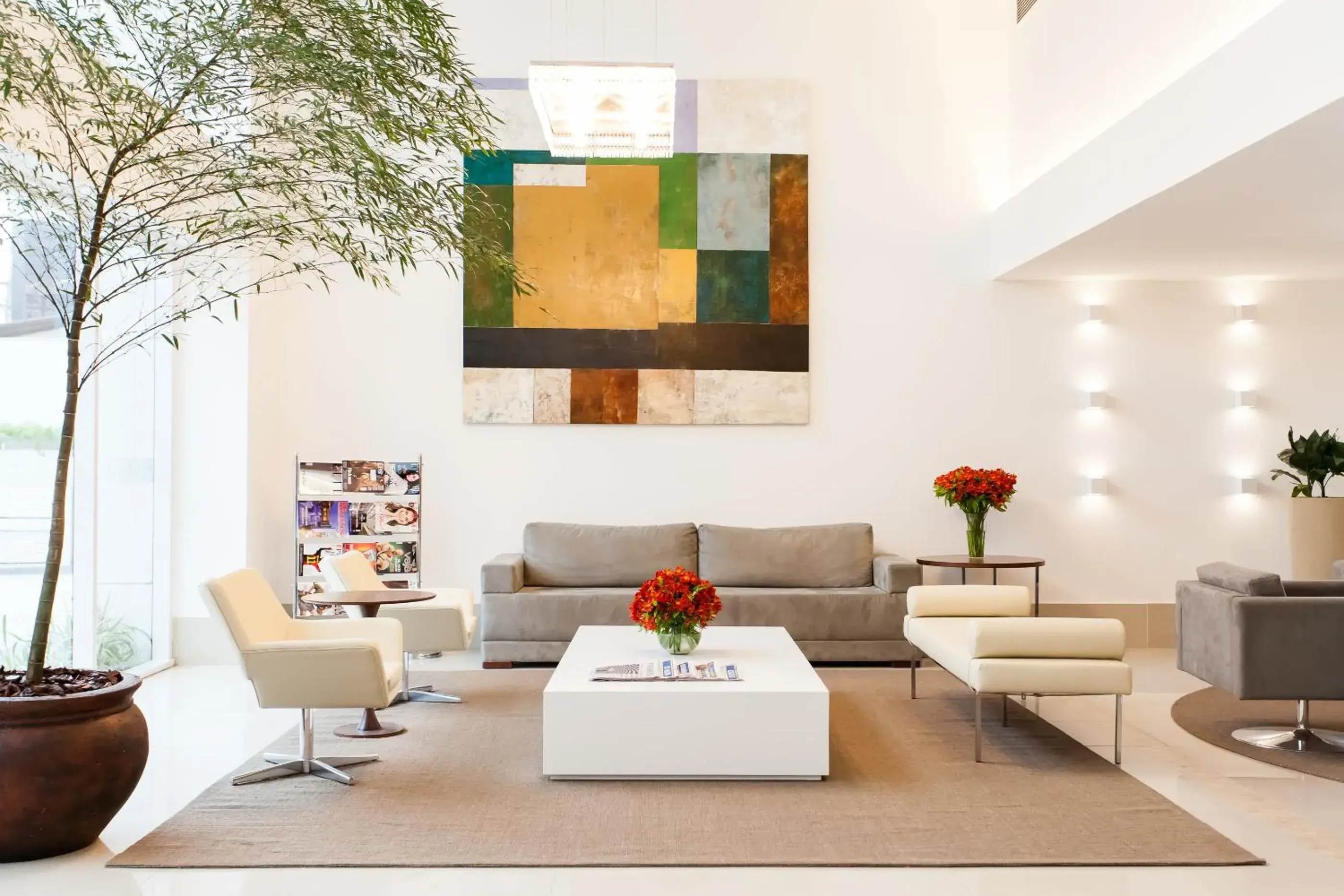 Lobby or reception in Ramada Hotel & Suites Campos Pelinca Lobby or reception in Ramada Hotel & Suites Campos Pelinca