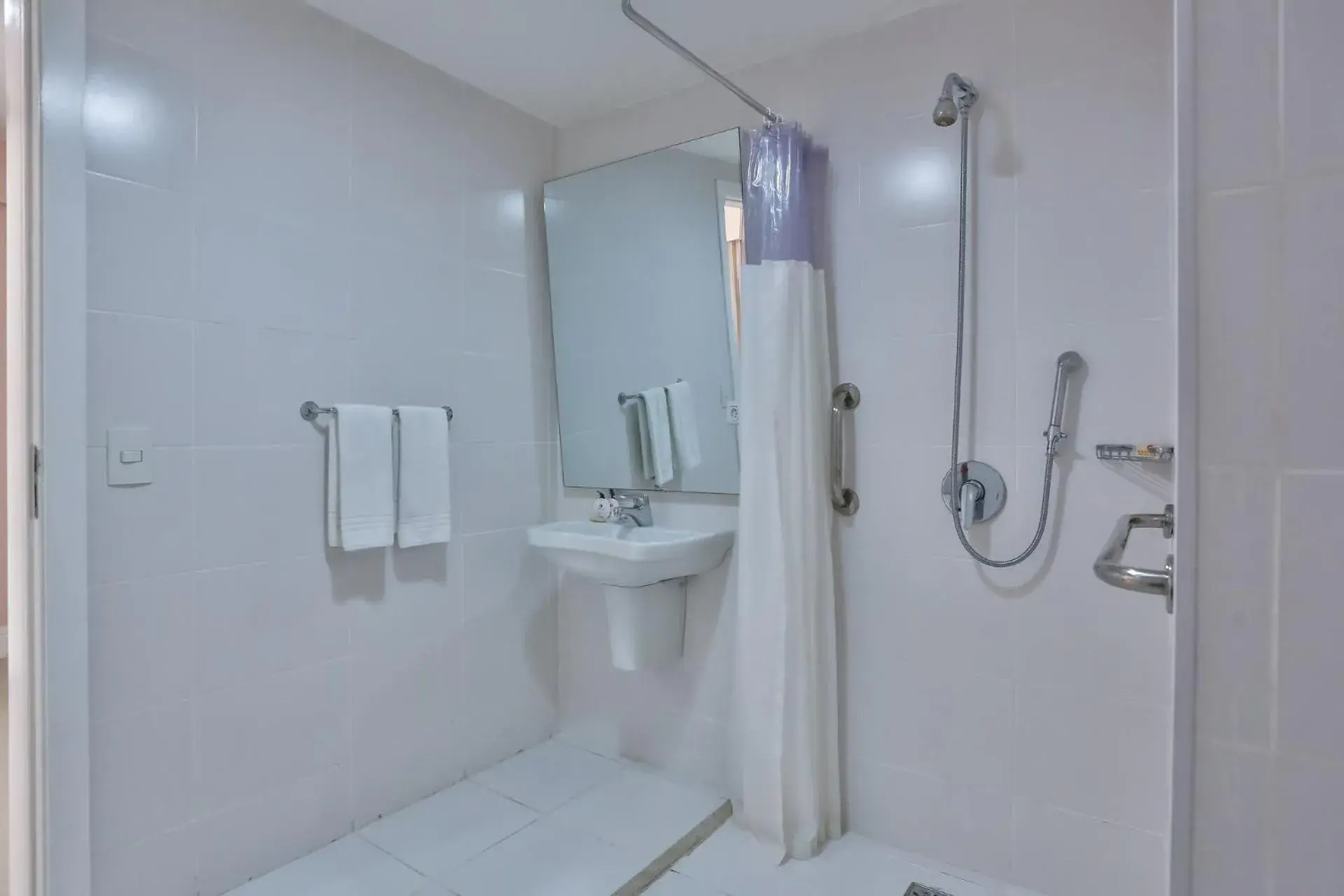 Double Room - Disability Access in Ramada Hotel & Suites Campos Pelinca Double Room - Disability Access in Ramada Hotel & Suites Campos Pelinca