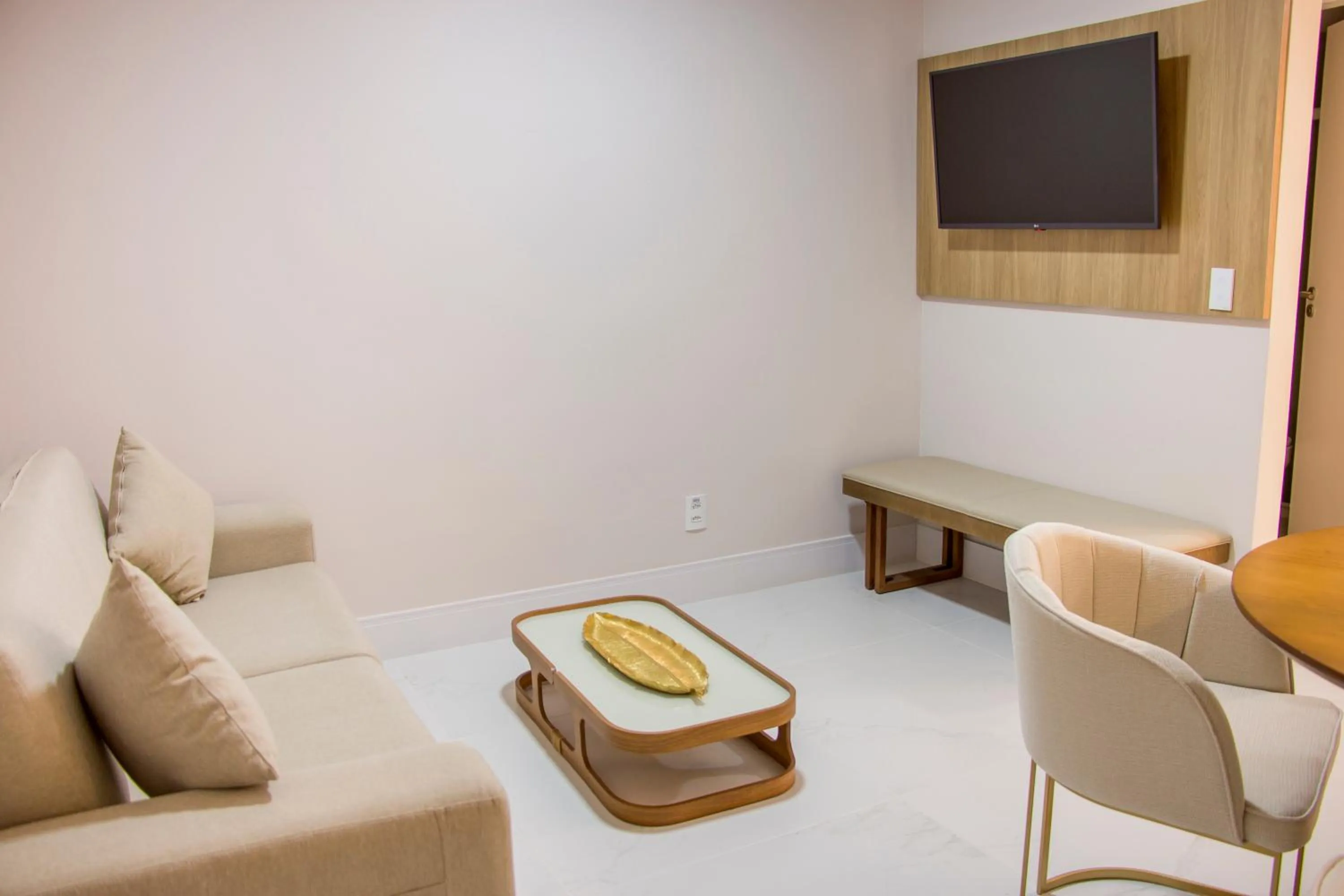 Living room in Ramada Hotel & Suites Campos Pelinca