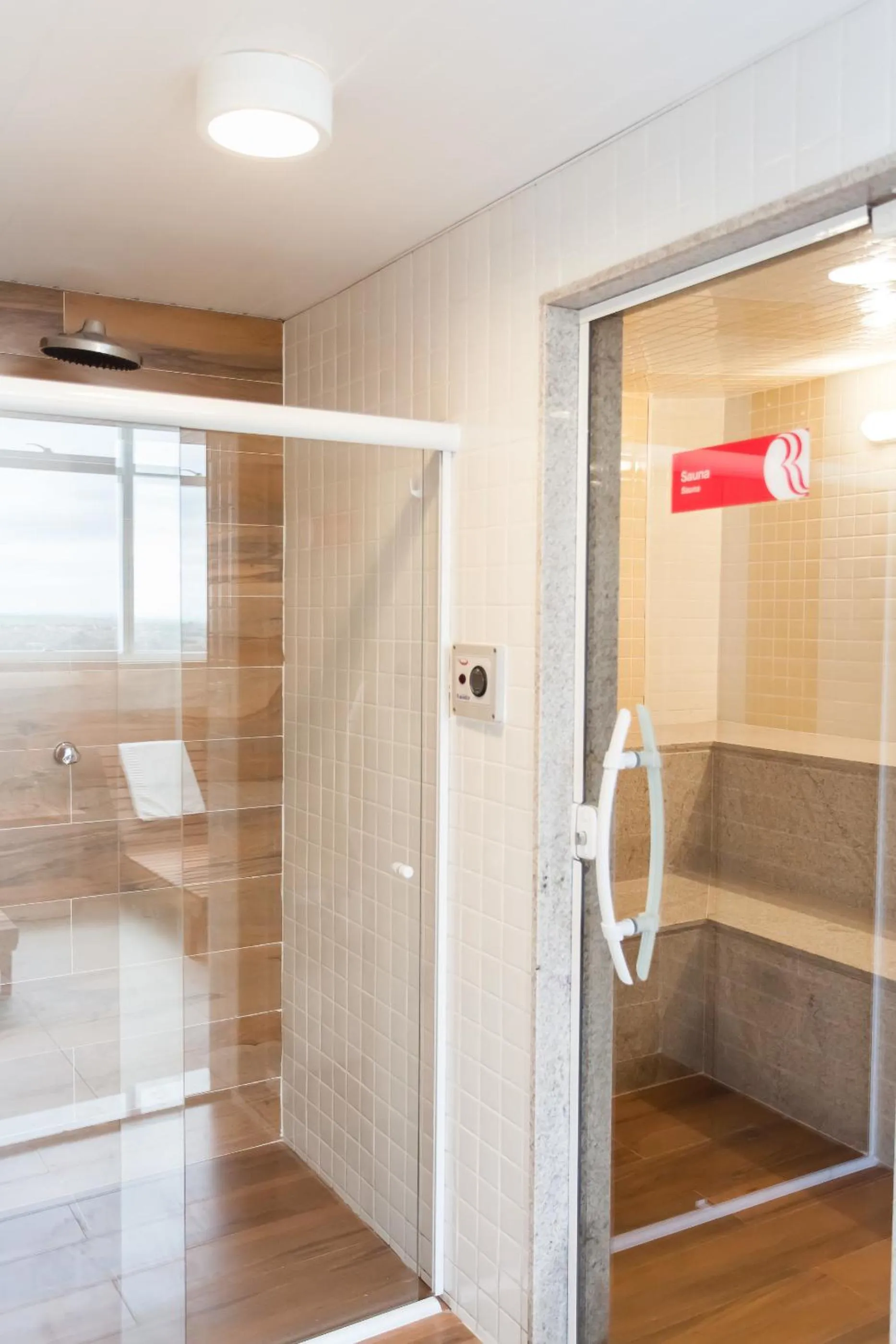 Area and facilities in Ramada Hotel & Suites Campos Pelinca