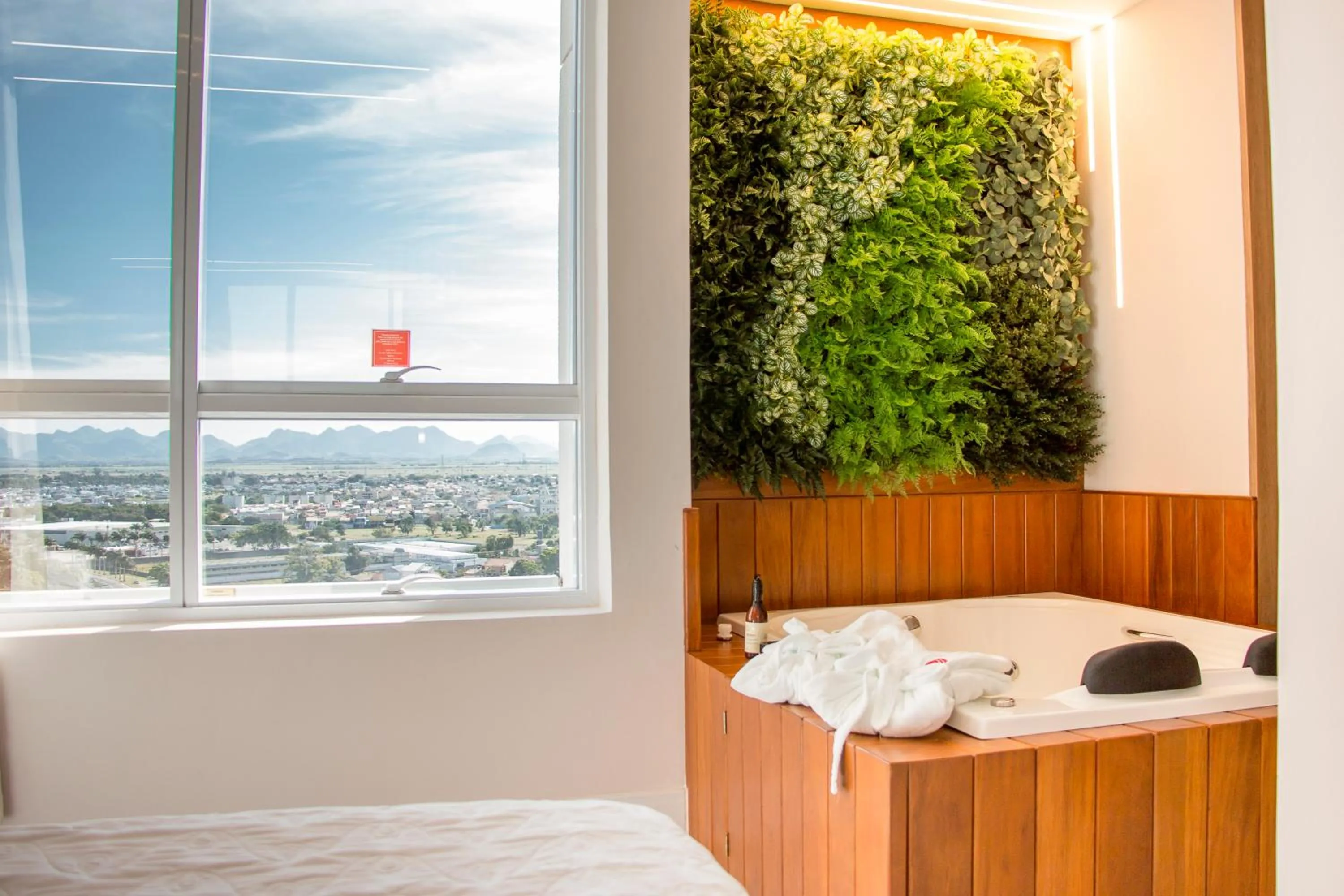 Hot Tub, Bed in Ramada Hotel & Suites Campos Pelinca