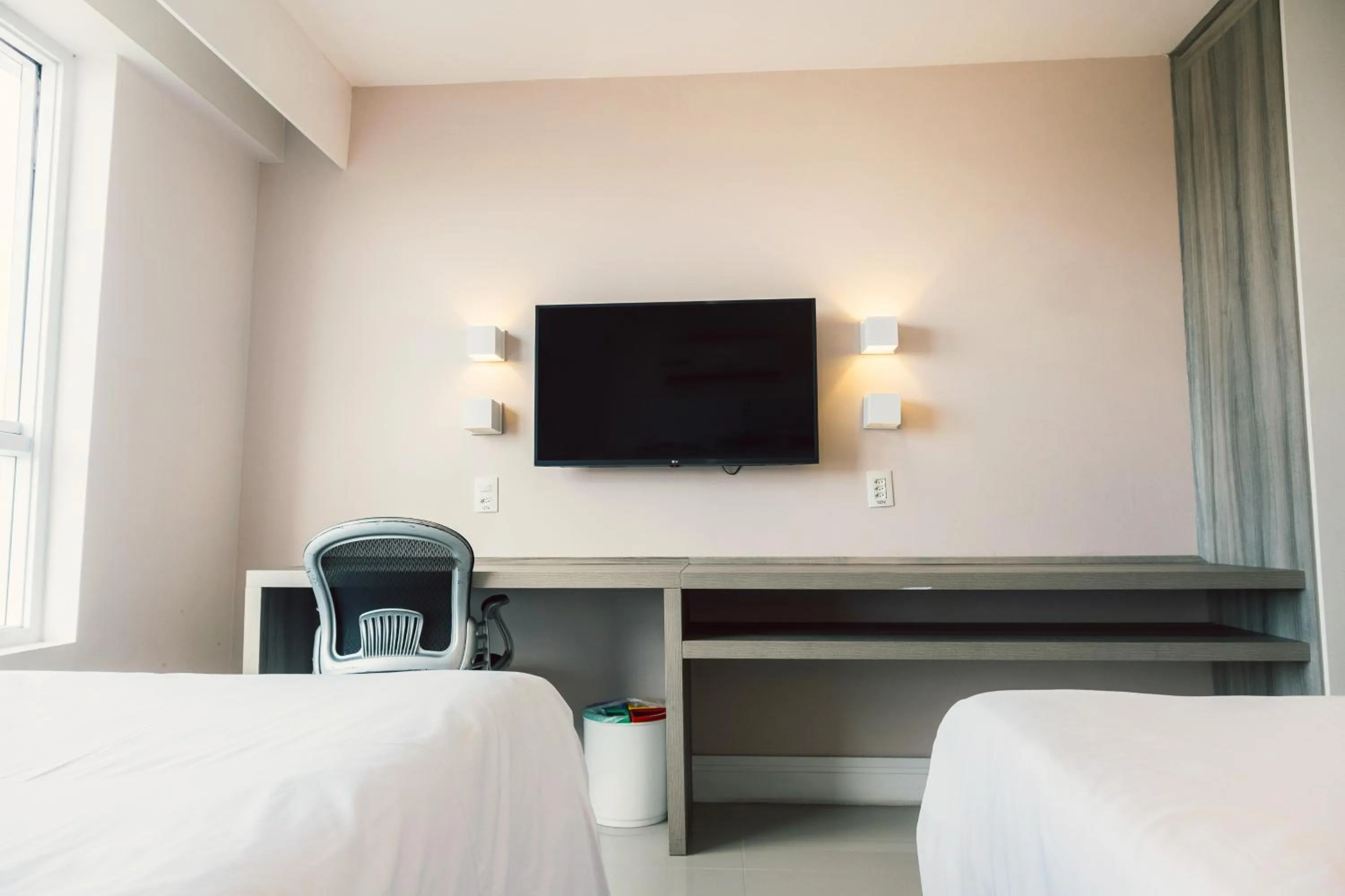 TV and multimedia, Bed in Ramada Hotel & Suites Campos Pelinca