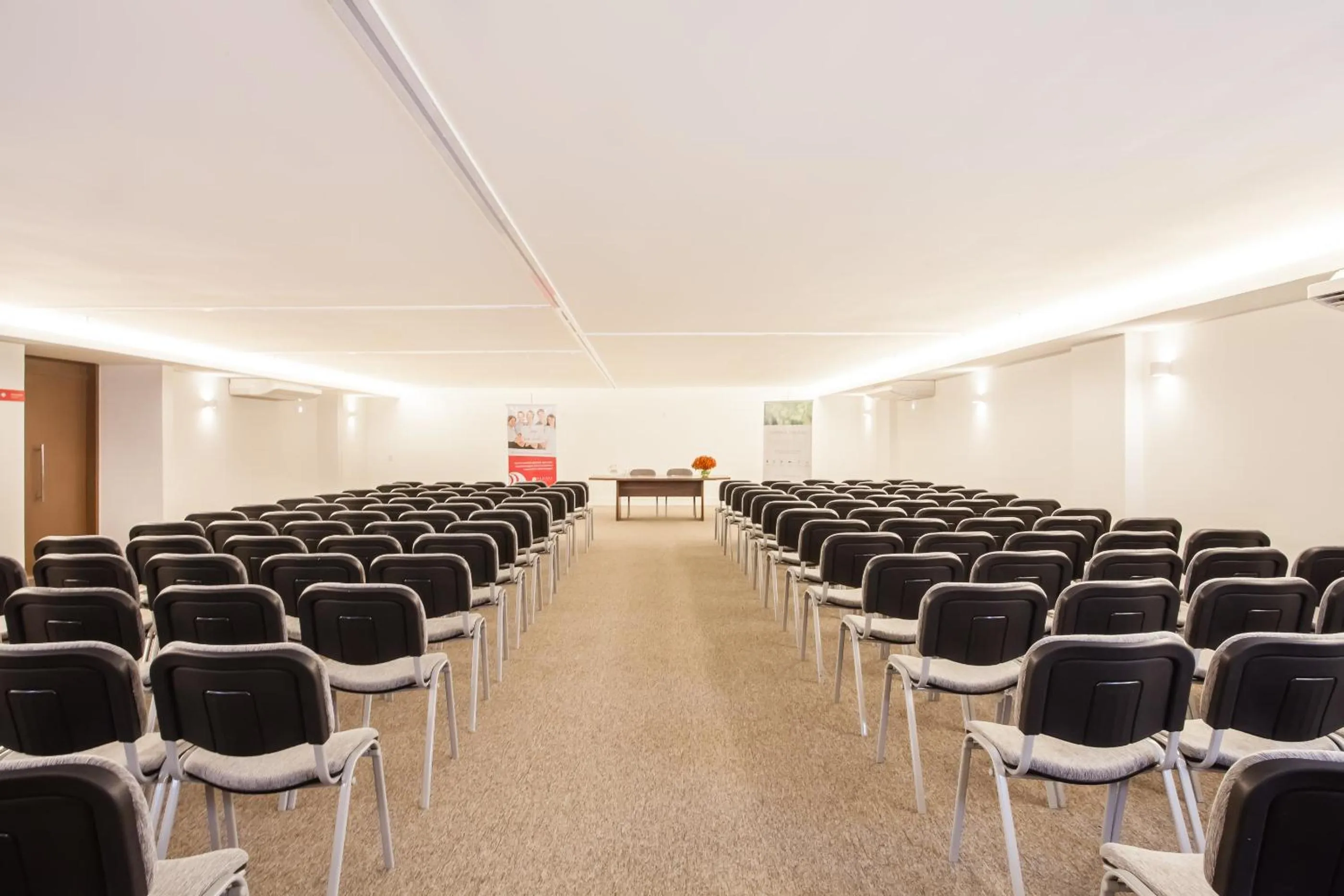 Meeting/conference room in Ramada Hotel & Suites Campos Pelinca