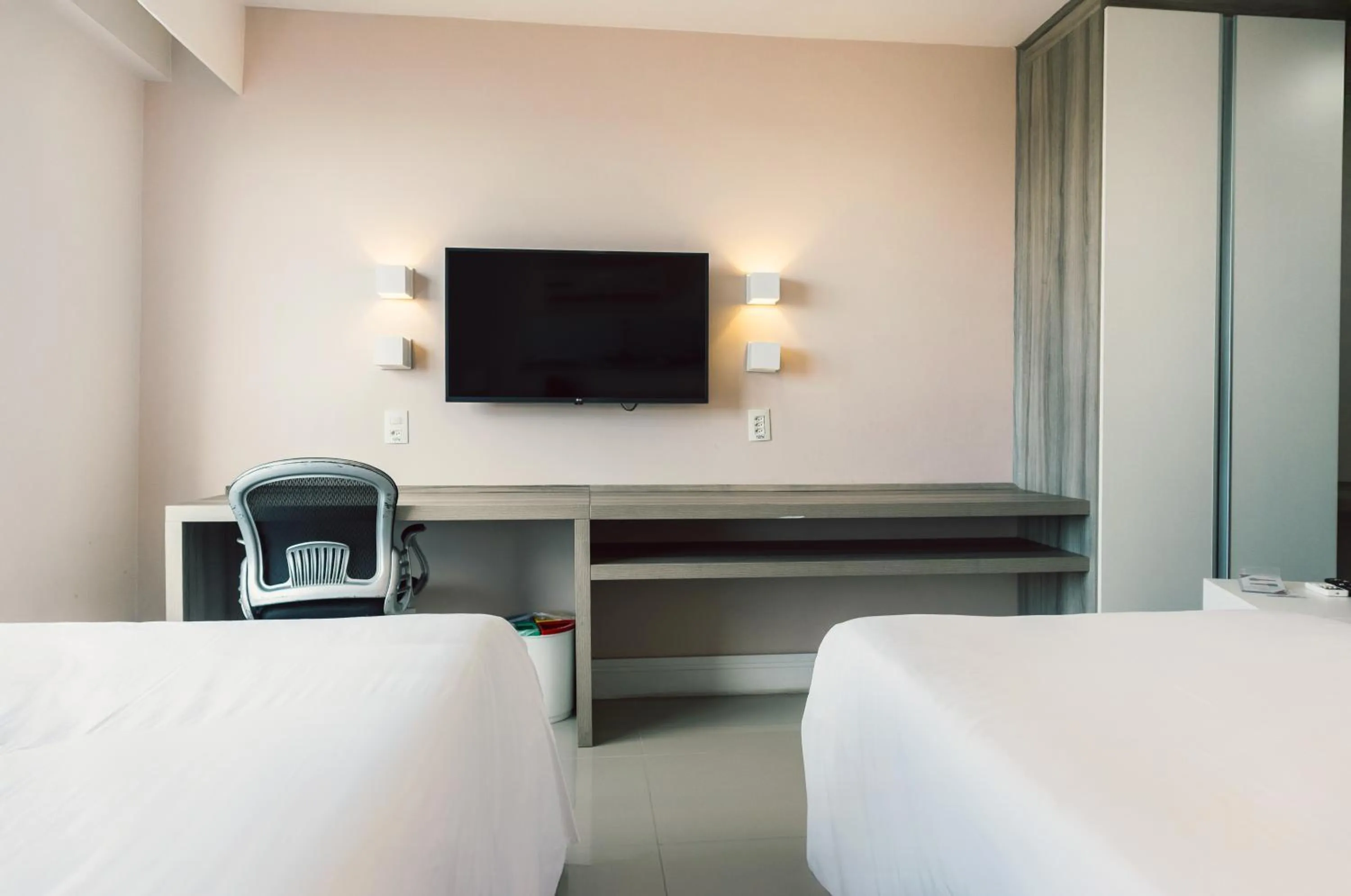 Bed in Ramada Hotel & Suites Campos Pelinca