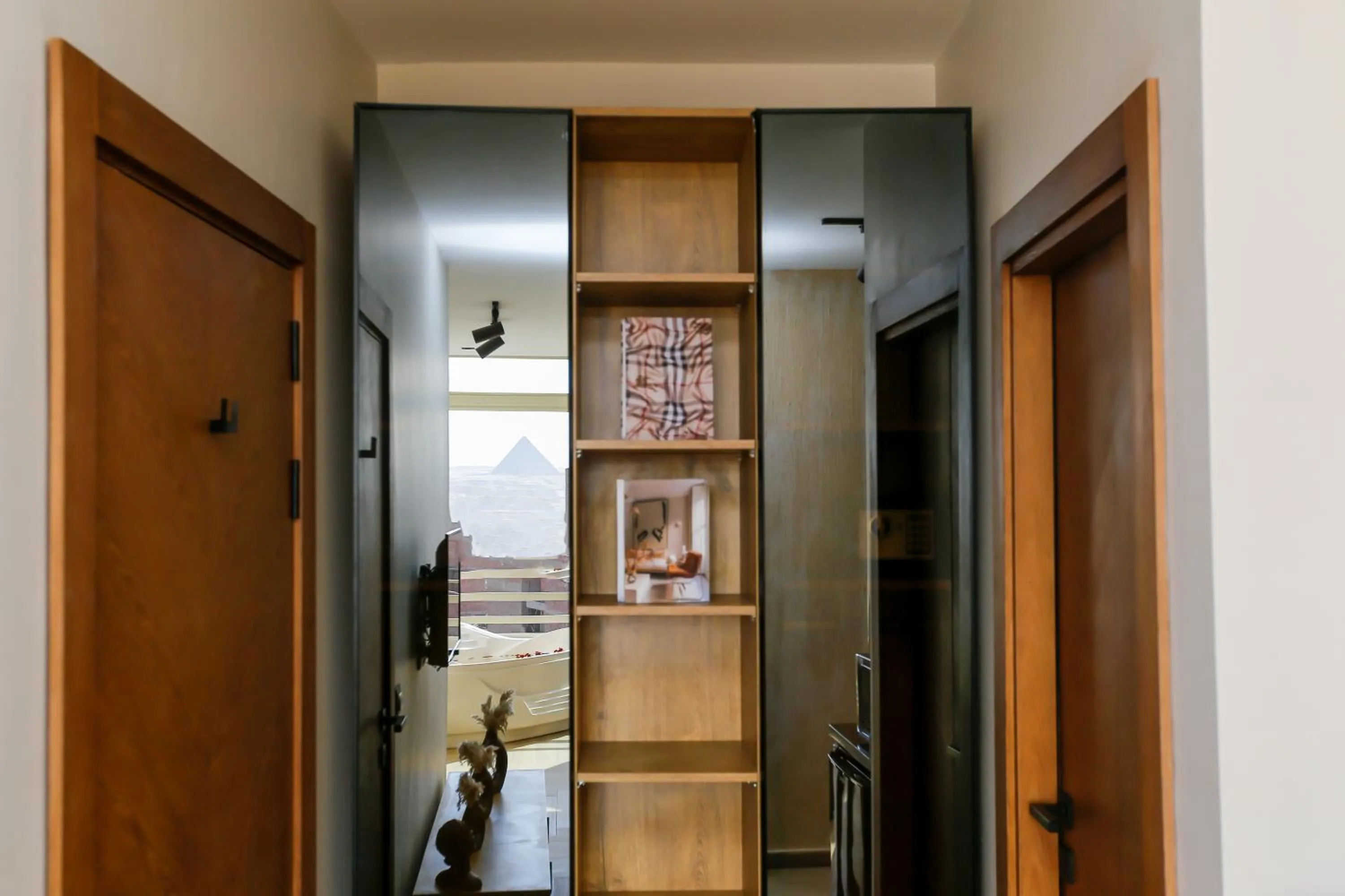 Bedroom in Rixoss tower Pyramids View