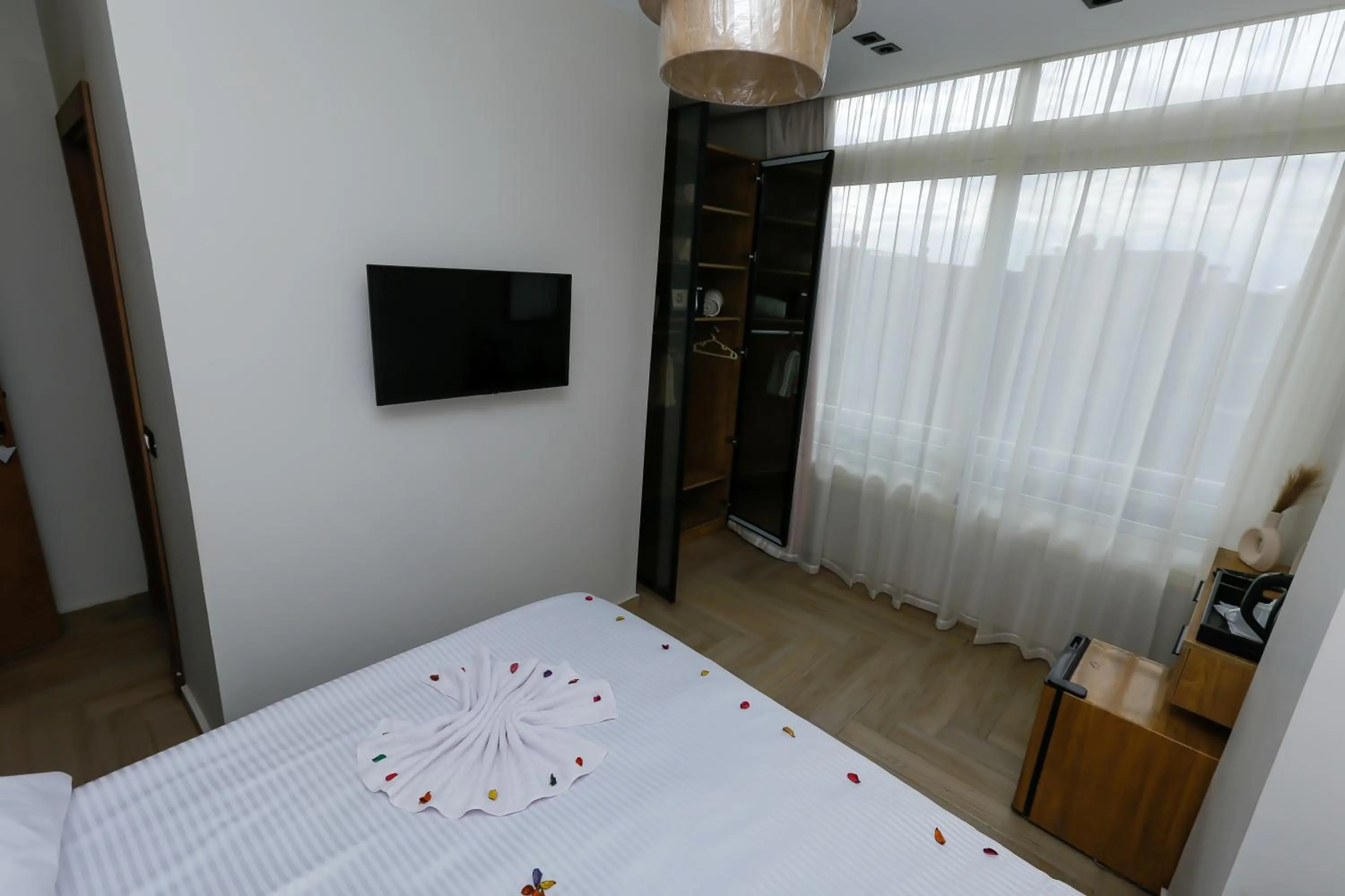 Communal lounge/ TV room, Bed in Rixoss tower Pyramids View