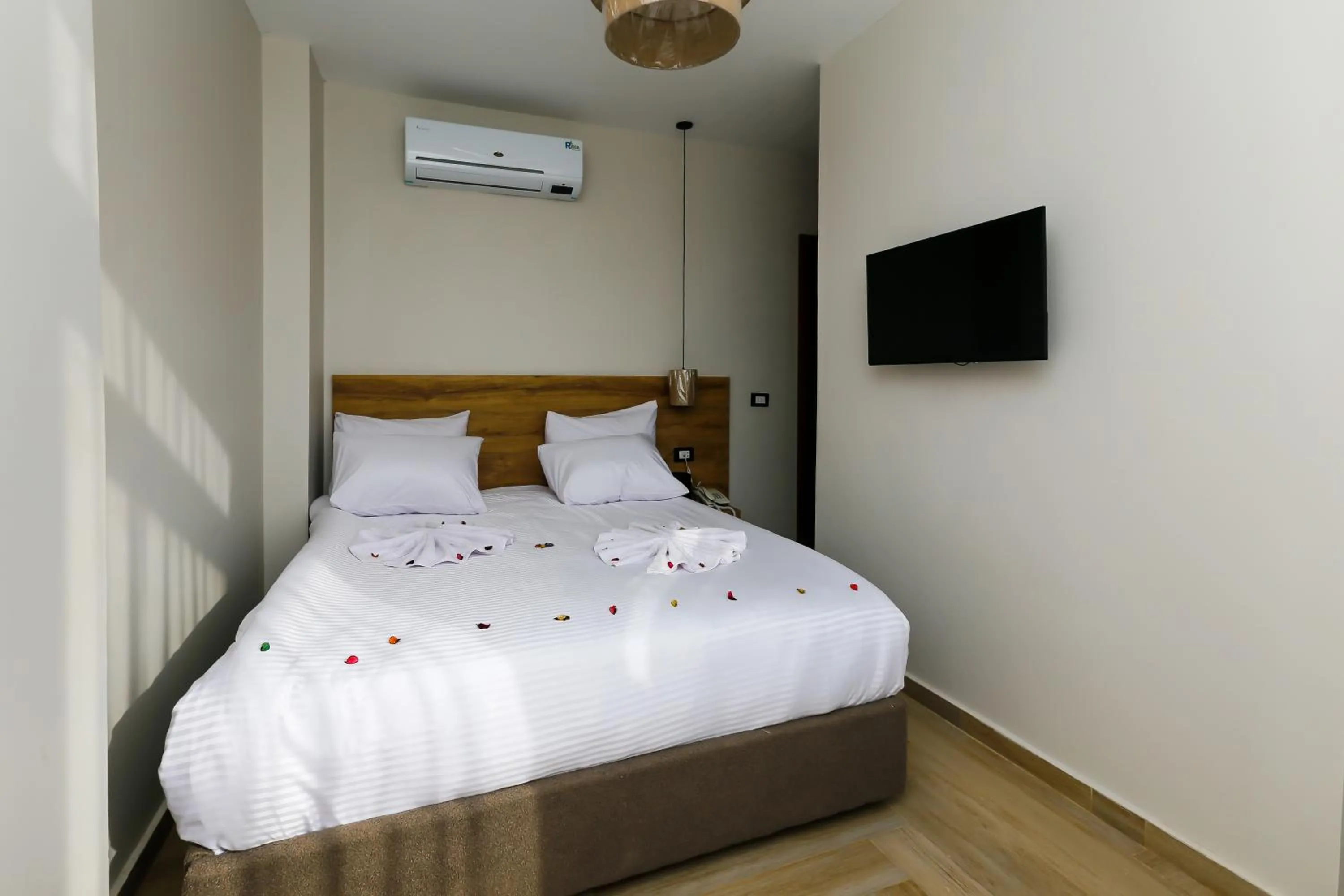 Communal lounge/ TV room, Bed in Rixoss tower Pyramids View