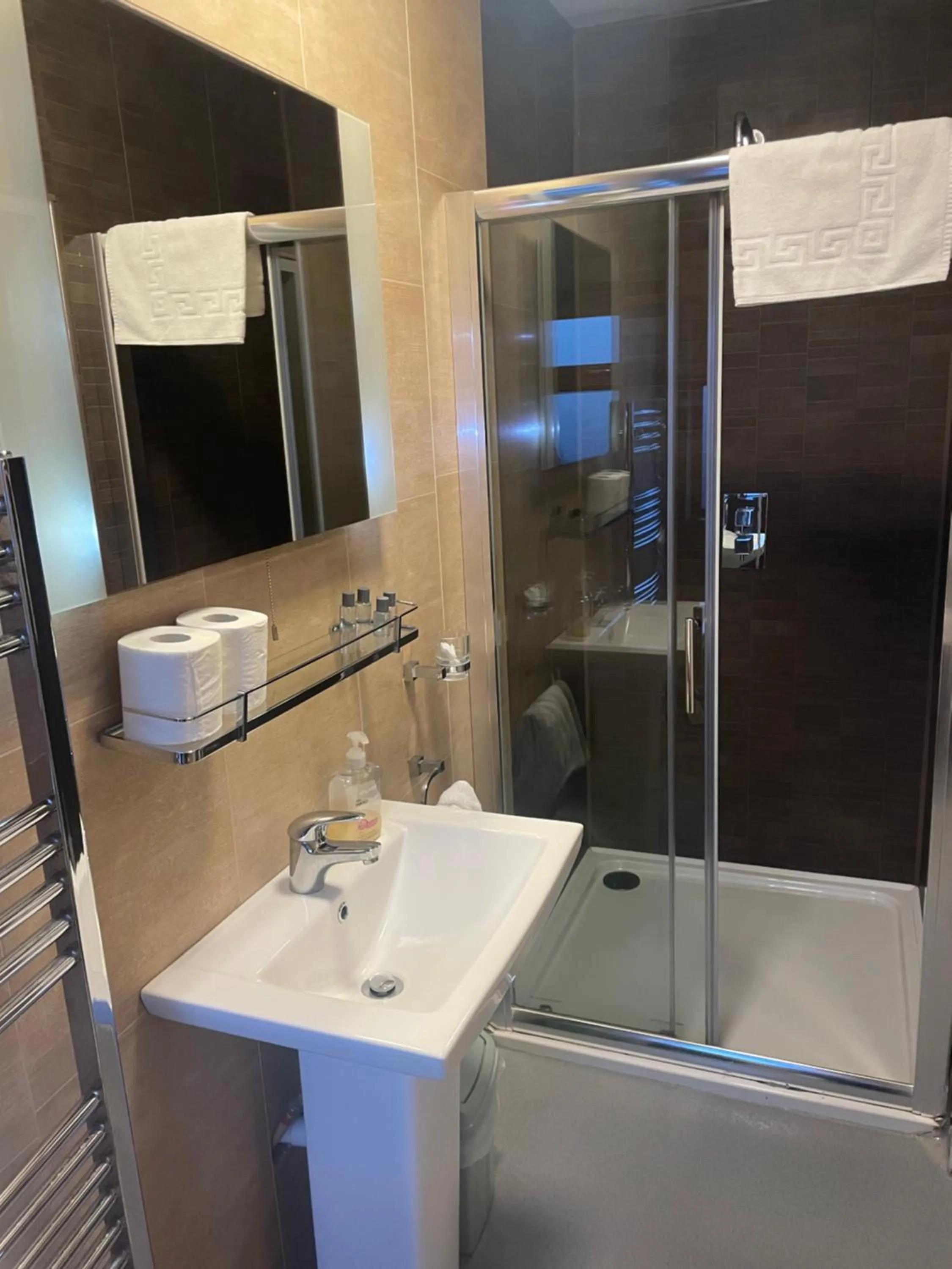 Shower in The Coastguard House @ Tigh T.P.