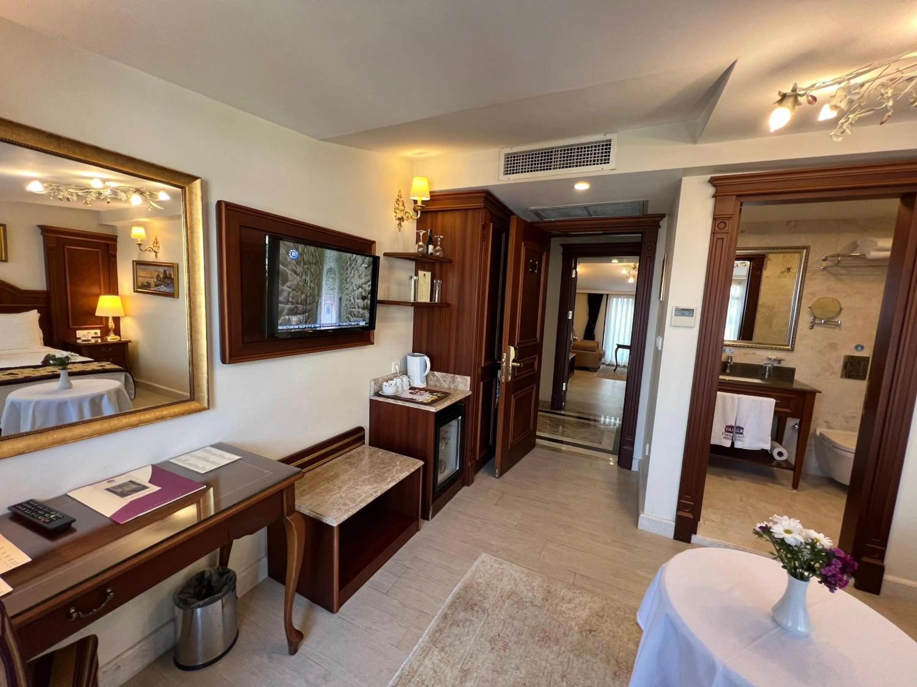 Photo of the whole room in GLK PREMIER Regency Suites & Spa