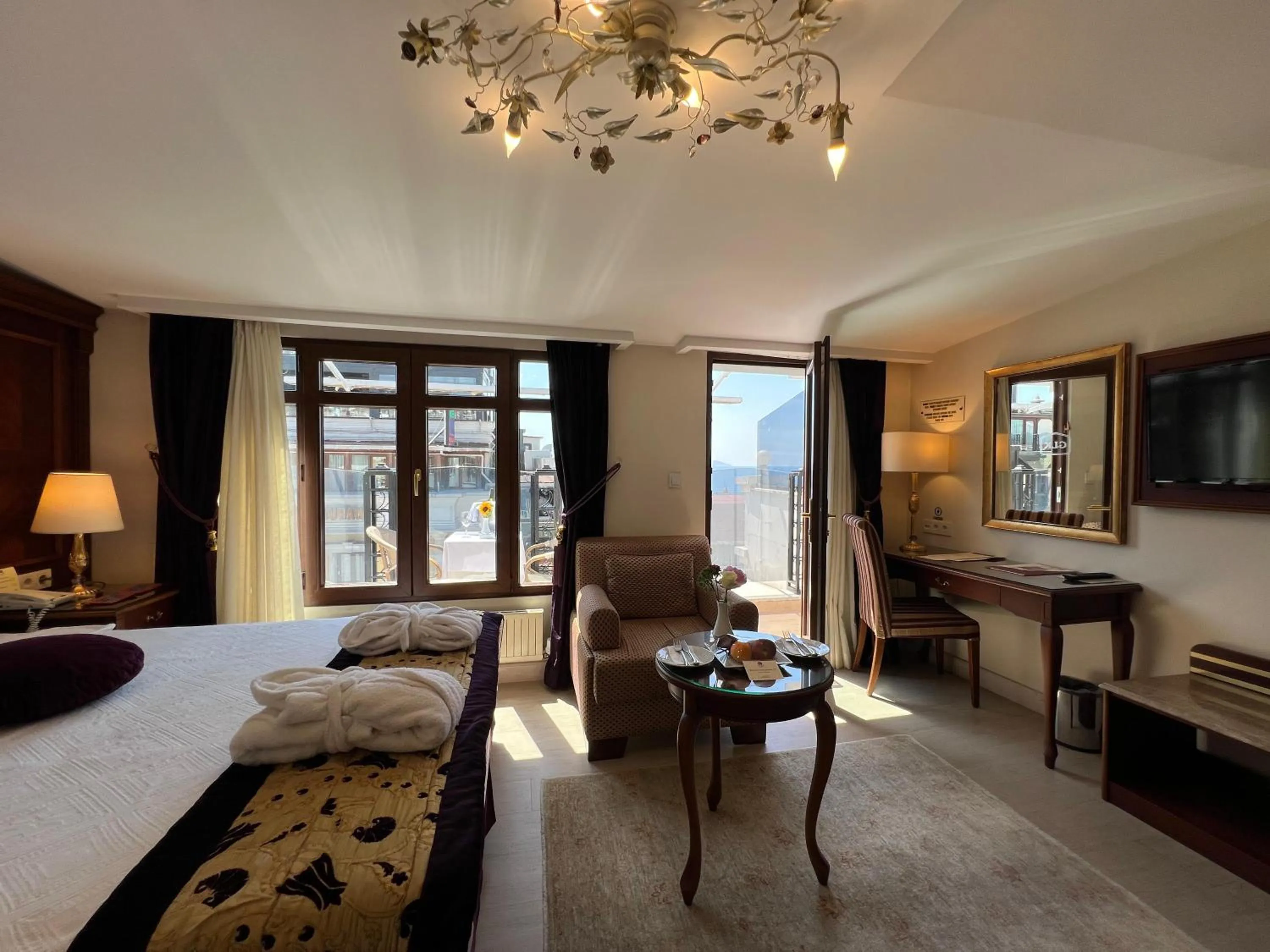 Living room, Bed in GLK PREMIER Regency Suites & Spa