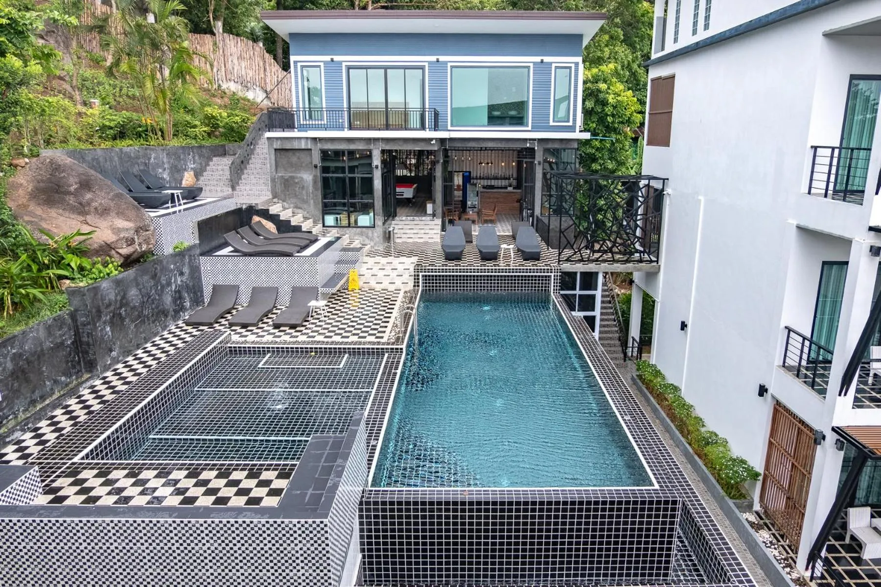 Swimming pool in Chaantalay Hotel