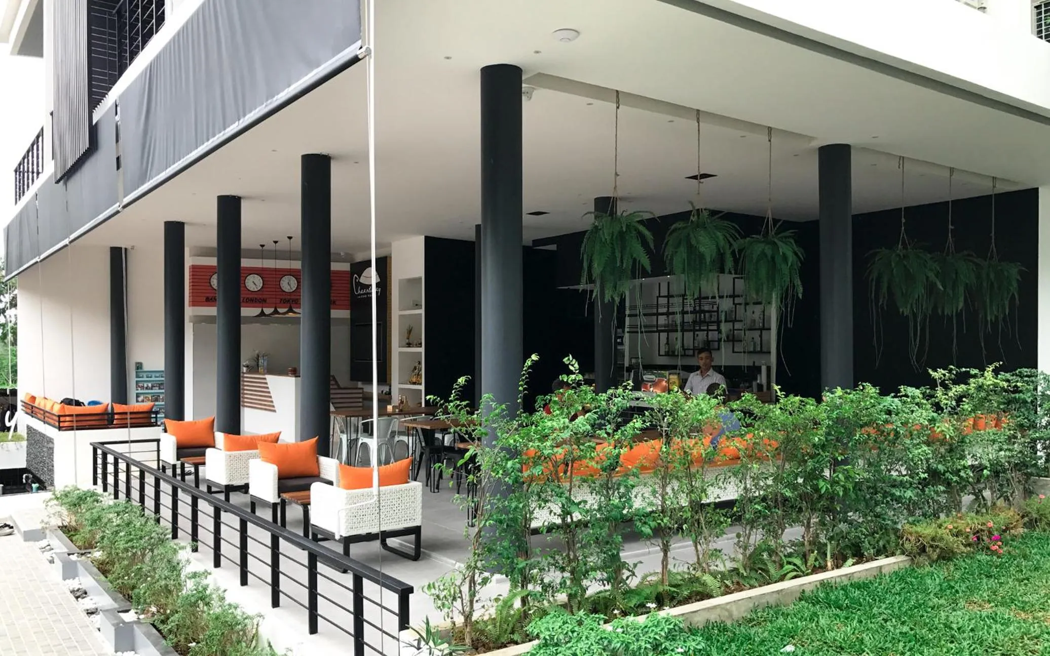 Restaurant/places to eat in Chaantalay Hotel