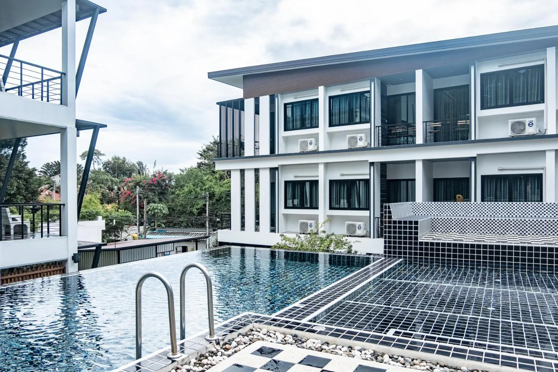 Swimming pool in Chaantalay Hotel