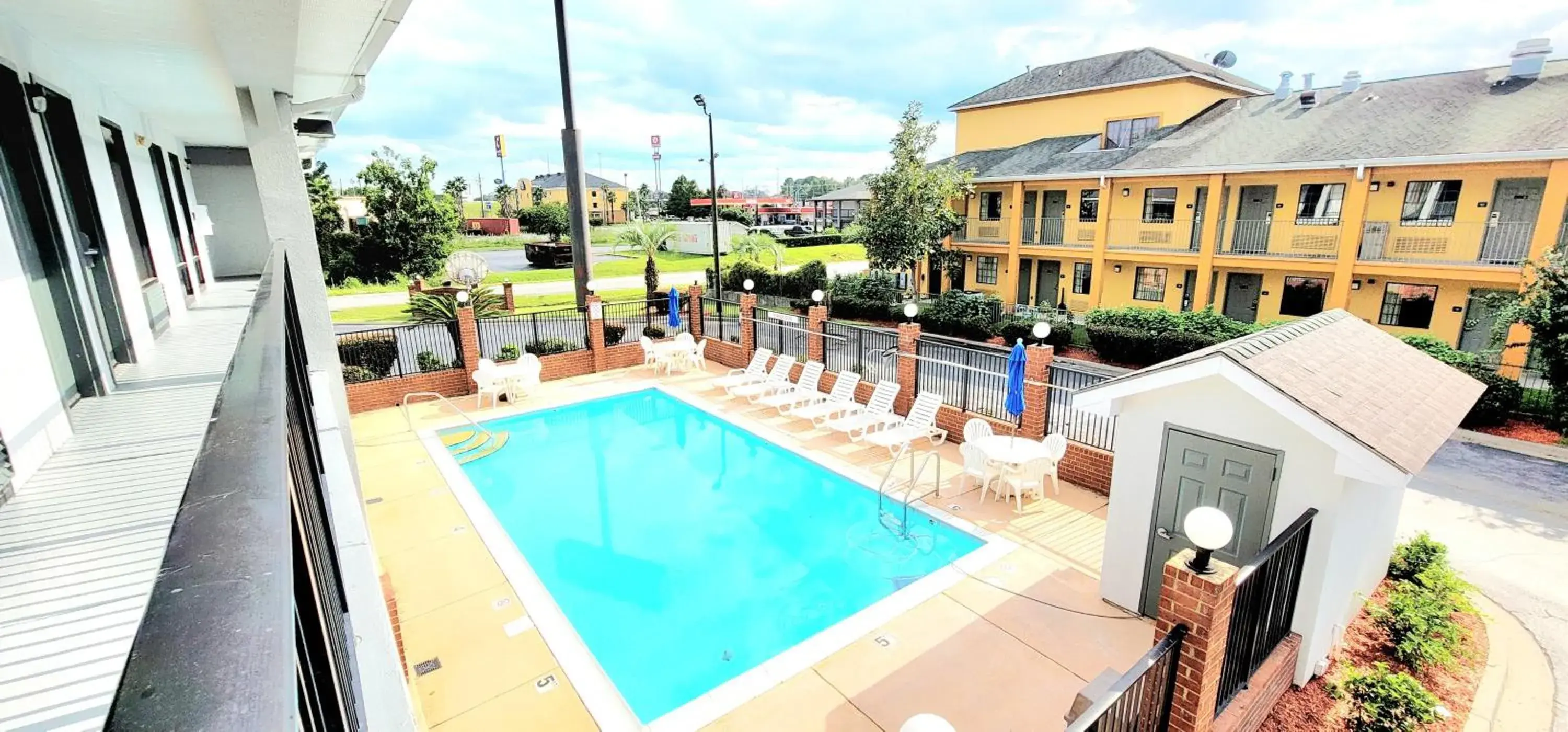 Swimming pool in Quality Inn Port Wentworth Savannah North Swimming pool in Quality Inn Port Wentworth Savannah North