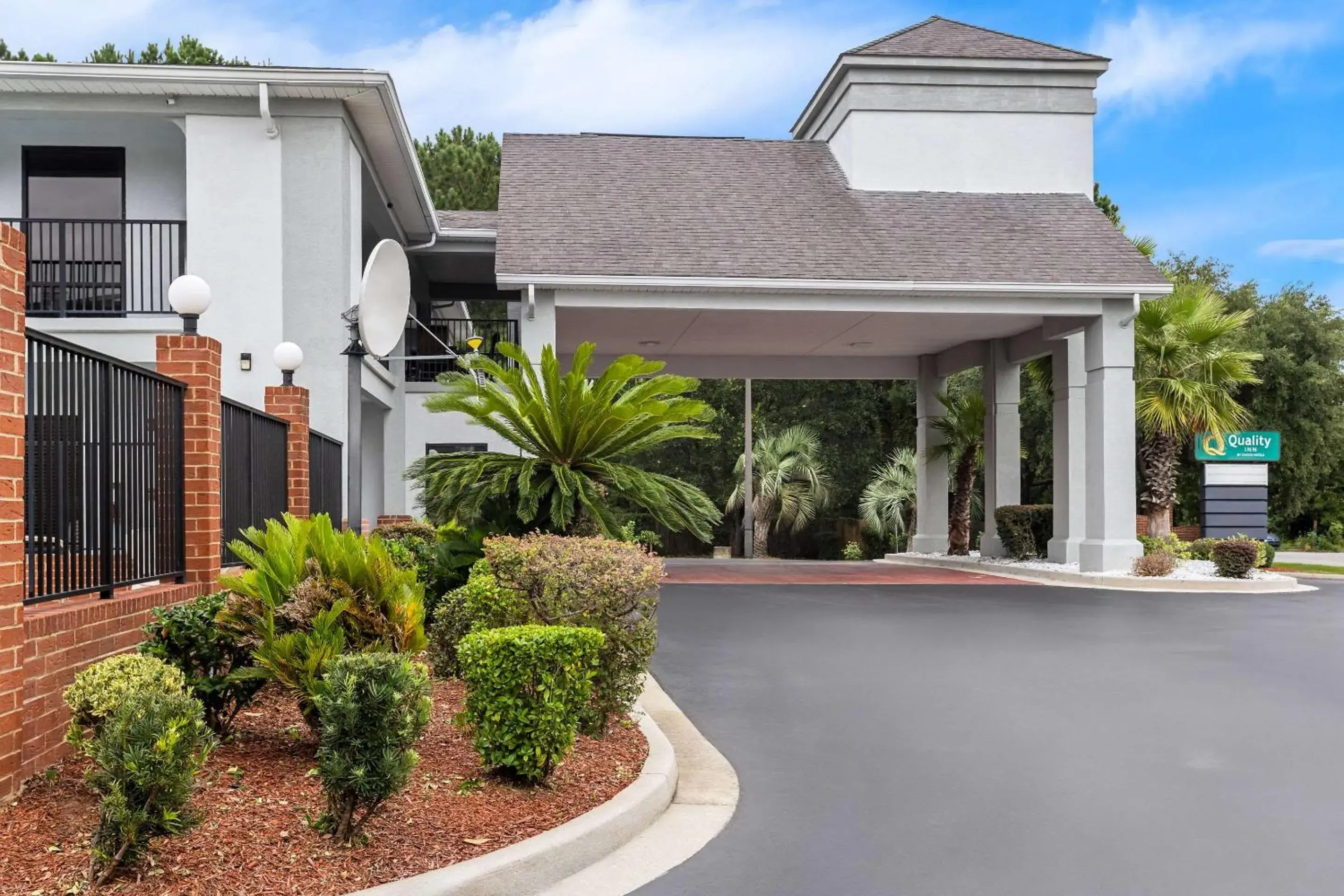 Property building in Quality Inn Port Wentworth Savannah North Property building in Quality Inn Port Wentworth Savannah North
