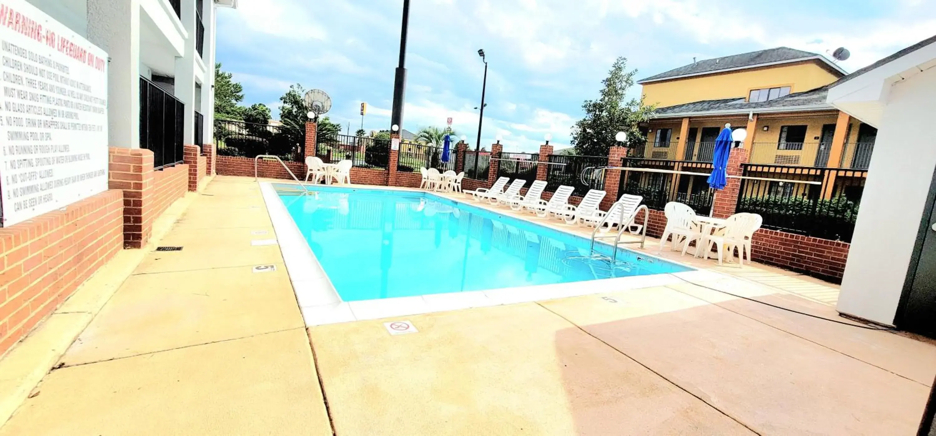 Swimming pool in Quality Inn Port Wentworth Savannah North Swimming pool in Quality Inn Port Wentworth Savannah North
