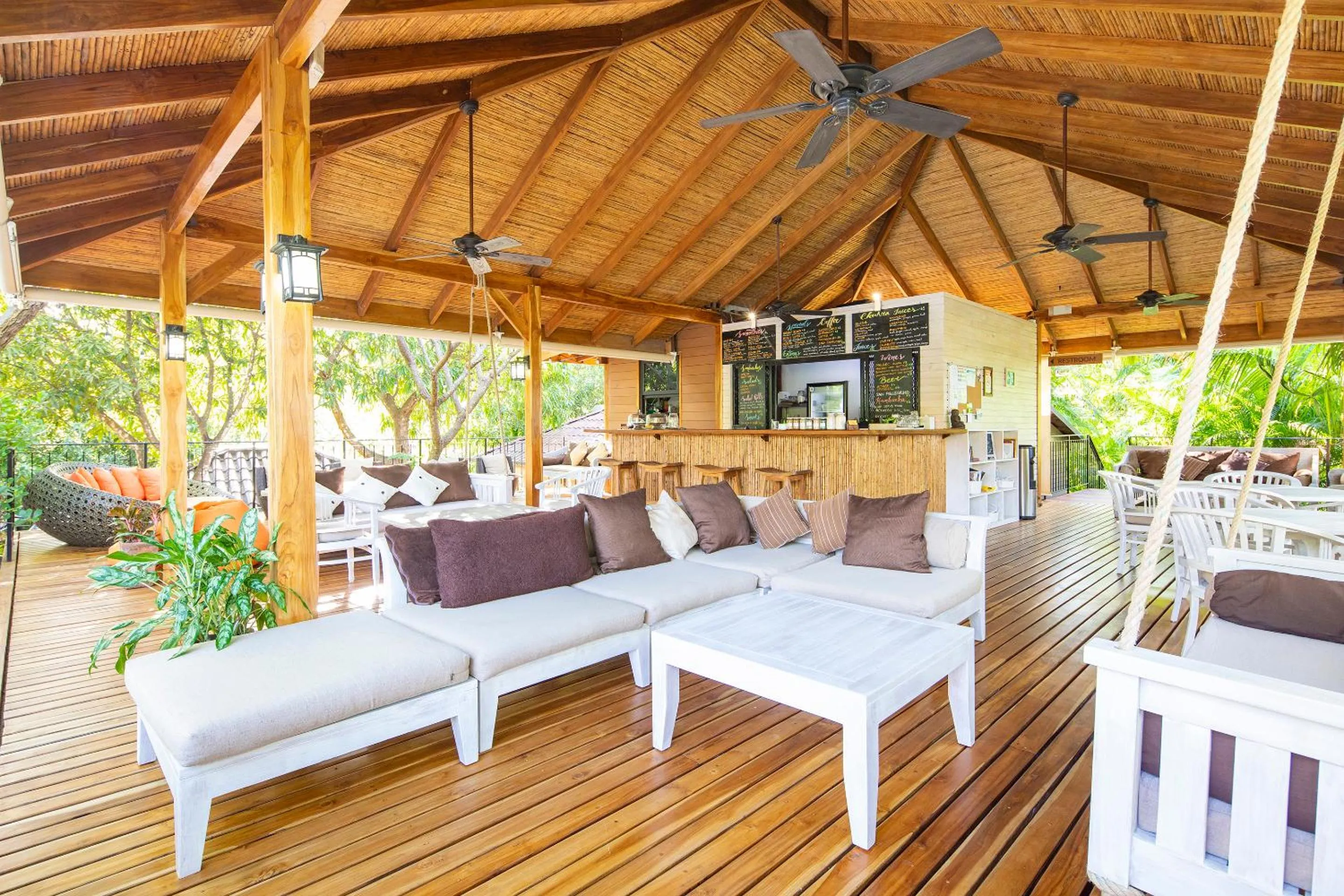 Lounge or bar in Bodhi Tree Yoga Resort