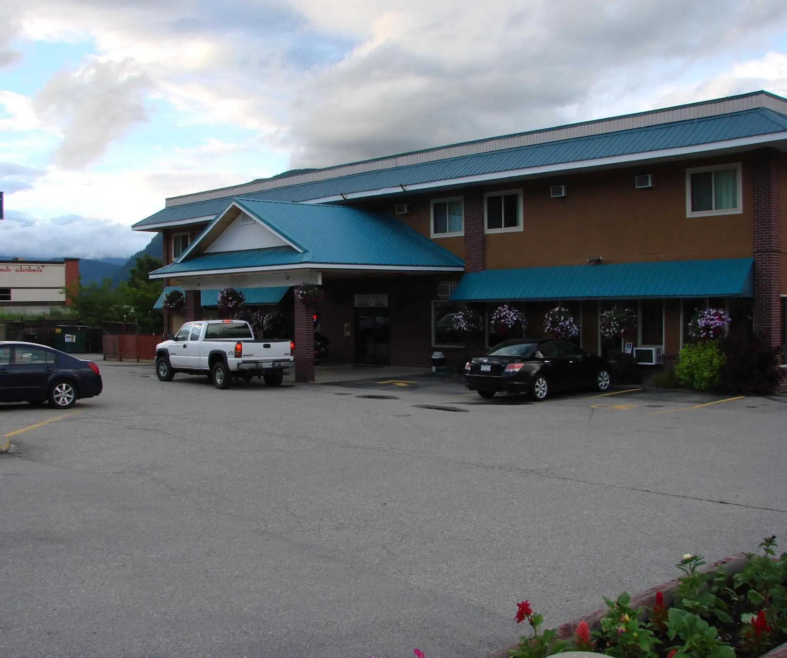 Property building in Canadas Best Value Inn & Suites-Castlegar Property building in Canadas Best Value Inn & Suites-Castlegar
