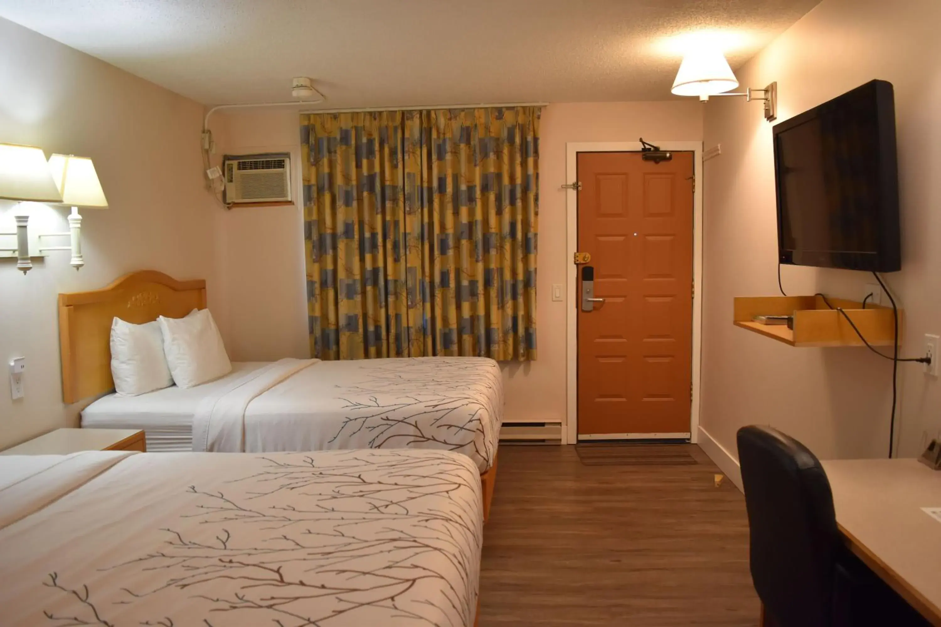 Bedroom, Bed in Canadas Best Value Inn & Suites-Castlegar Bedroom, Bed in Canadas Best Value Inn & Suites-Castlegar