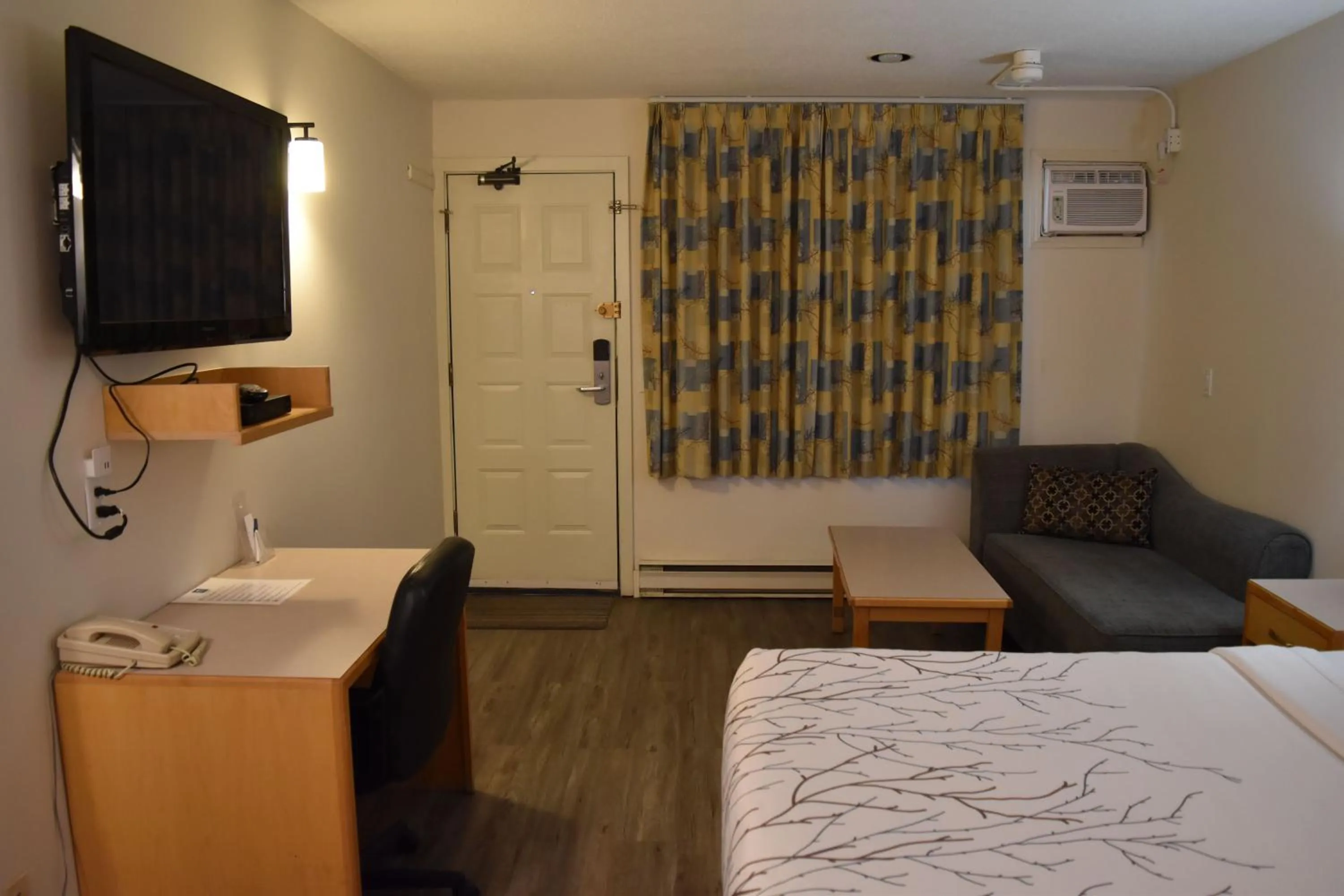 Facade/entrance, Bed in Canadas Best Value Inn & Suites-Castlegar