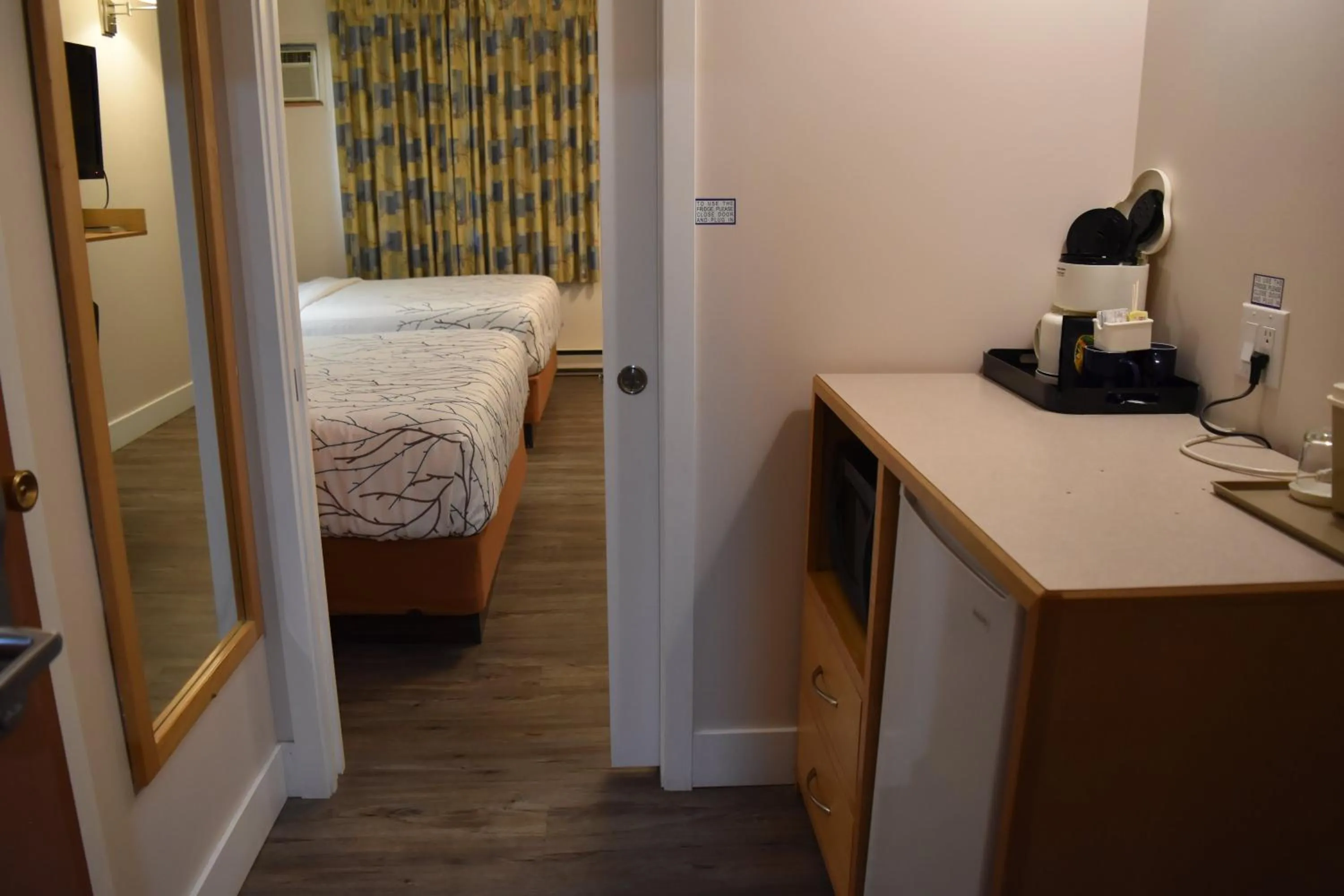 Coffee/tea facilities, Bed in Canadas Best Value Inn & Suites-Castlegar