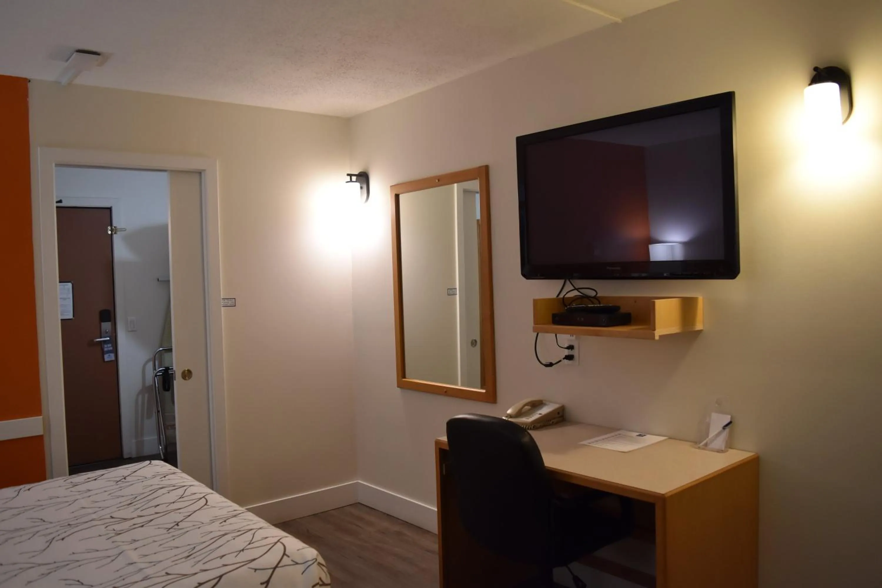 TV and multimedia, Bed in Canadas Best Value Inn & Suites-Castlegar
