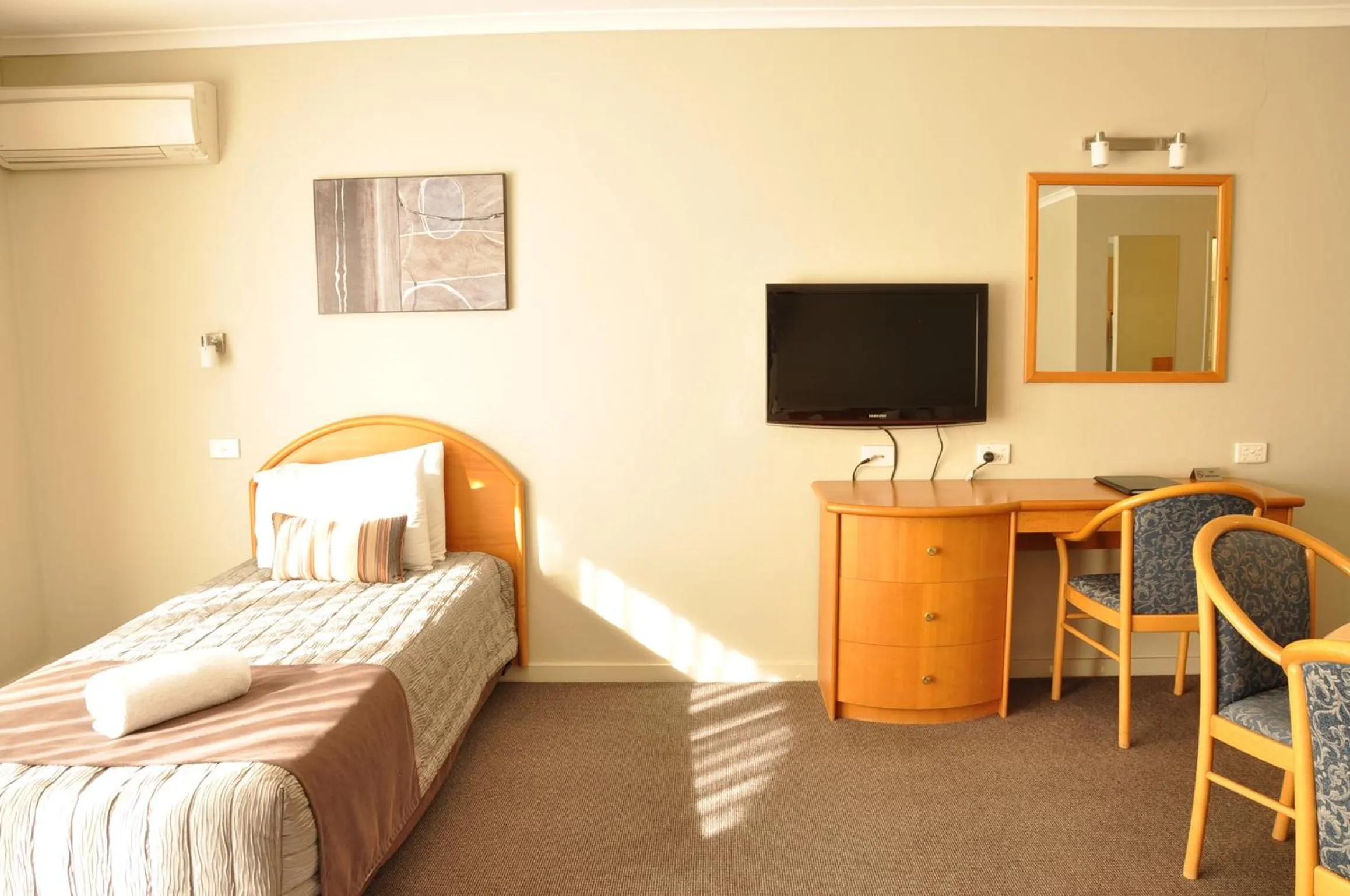 Living room, Bed in Chittaway Motel