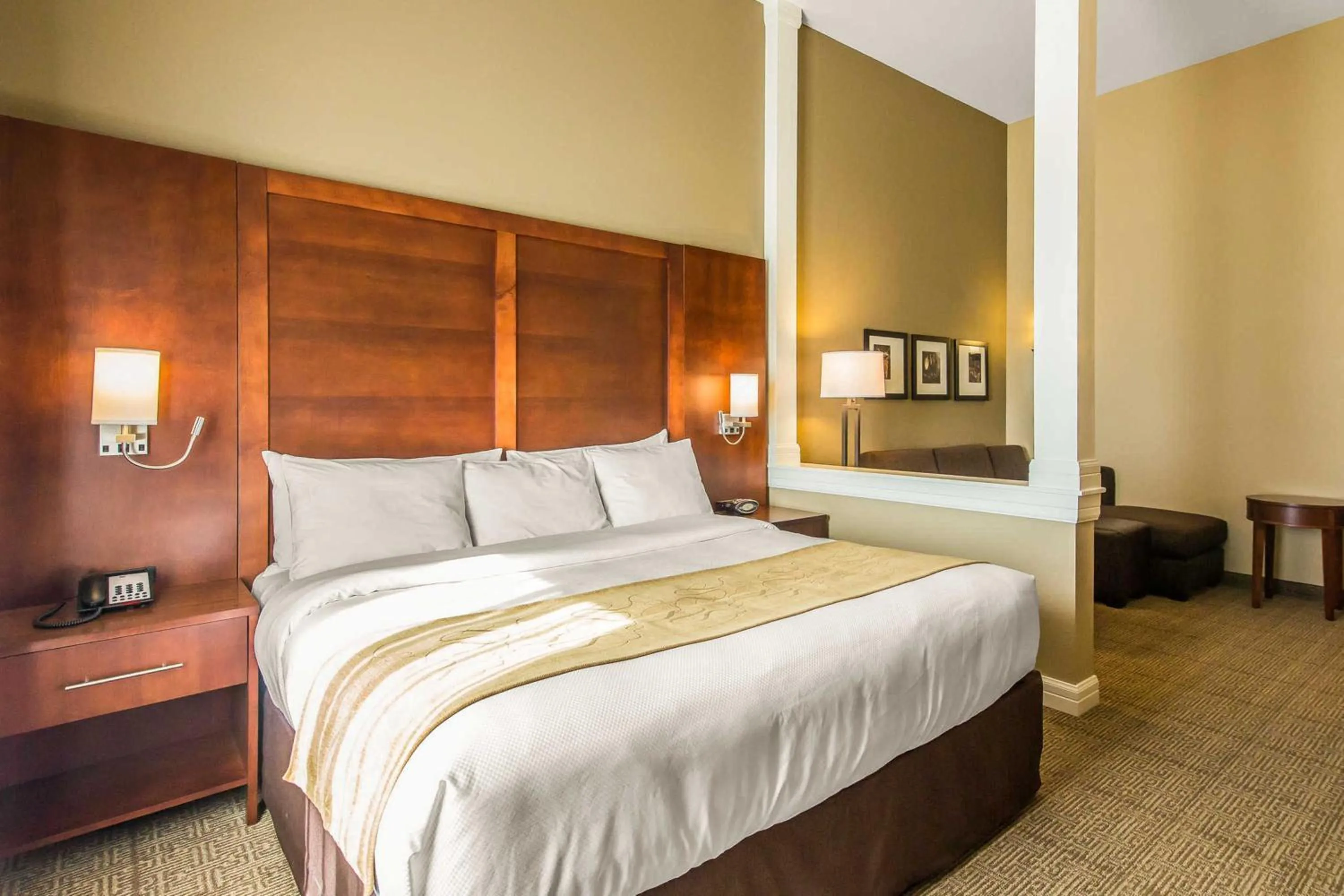 Bedroom, Bed in Comfort Suites Dodge City