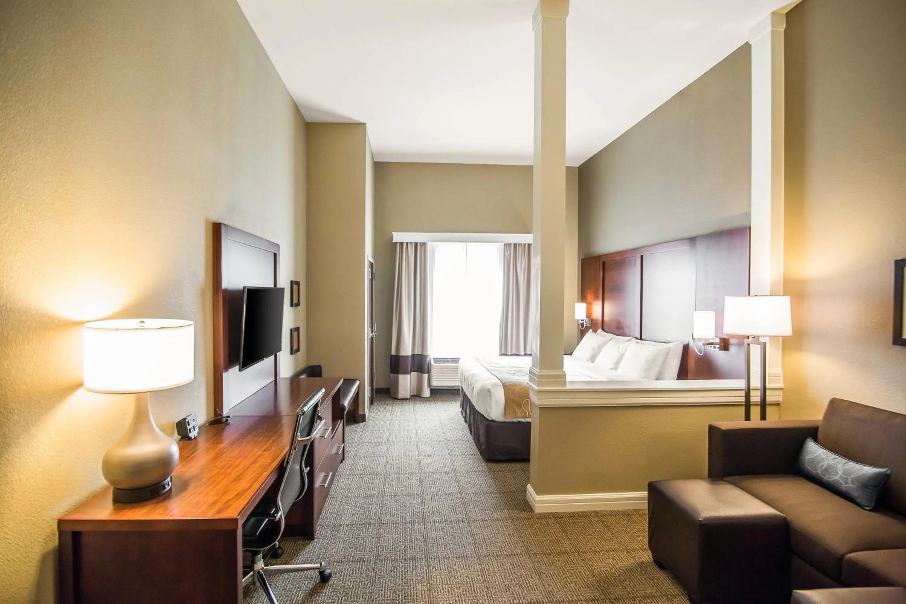 Bedroom, Bed in Comfort Suites Dodge City