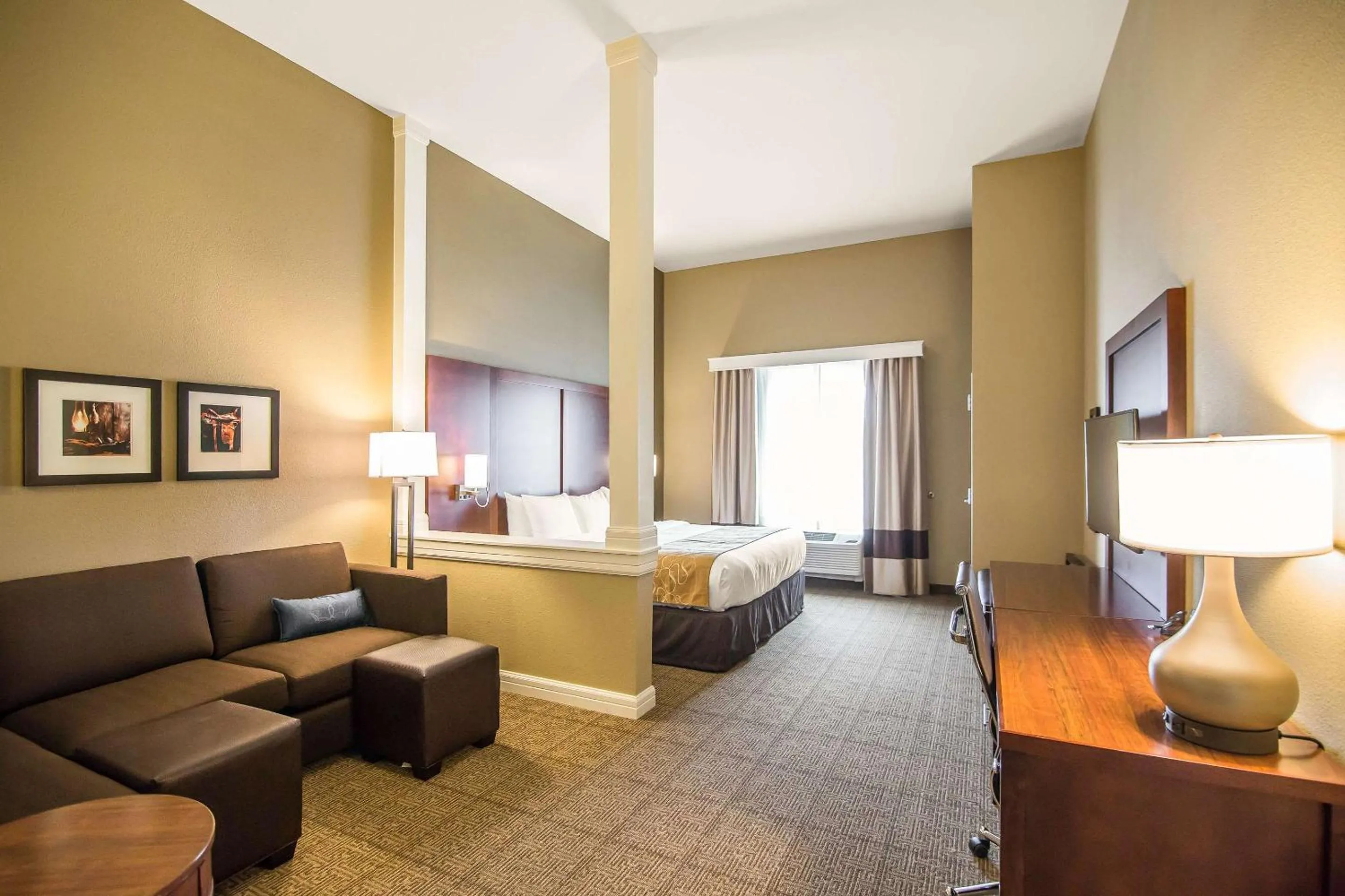 Bedroom, Bed in Comfort Suites Dodge City