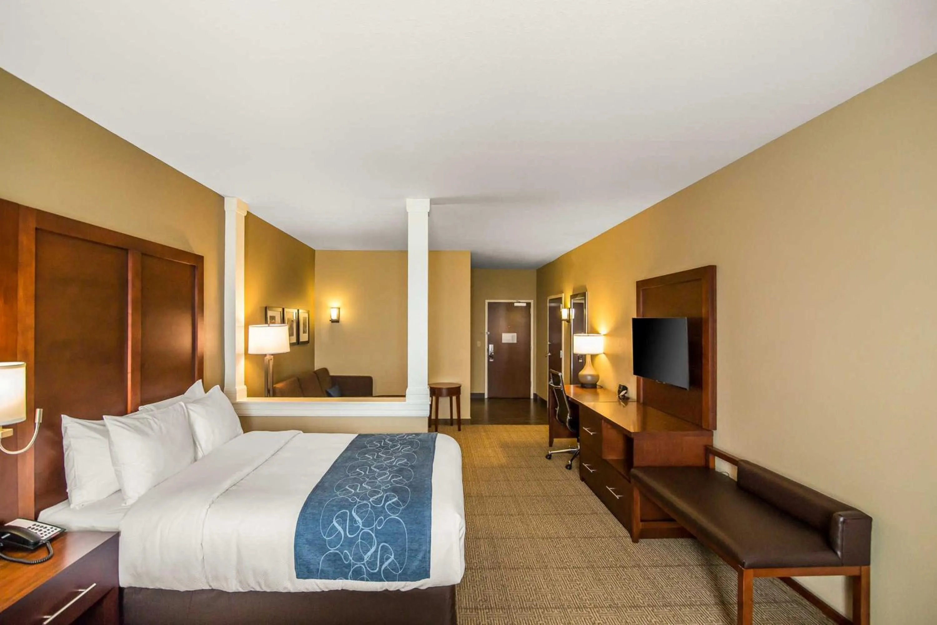 Bedroom, Bed in Comfort Suites Dodge City