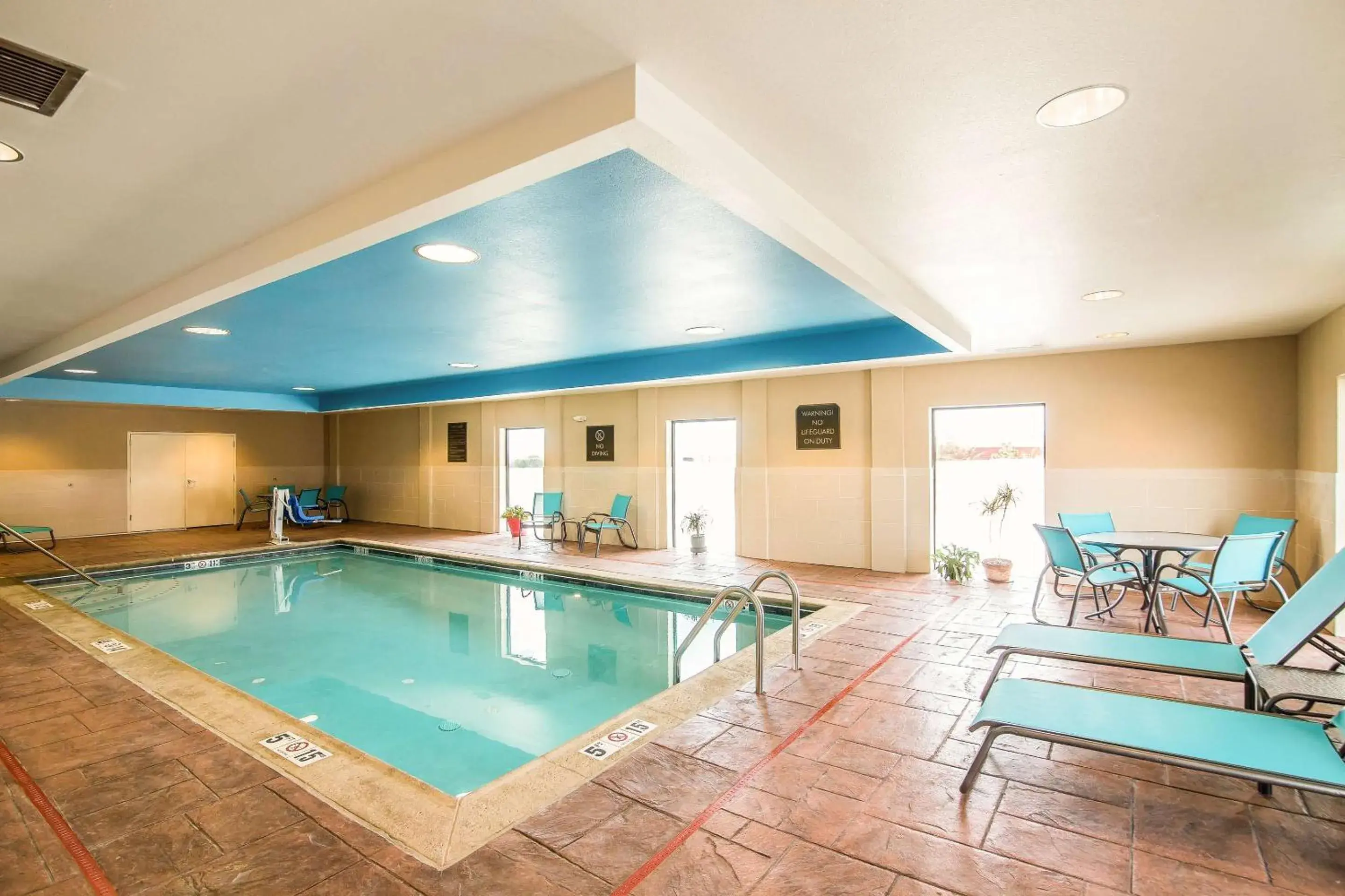 Swimming pool in Comfort Suites Dodge City Swimming pool in Comfort Suites Dodge City