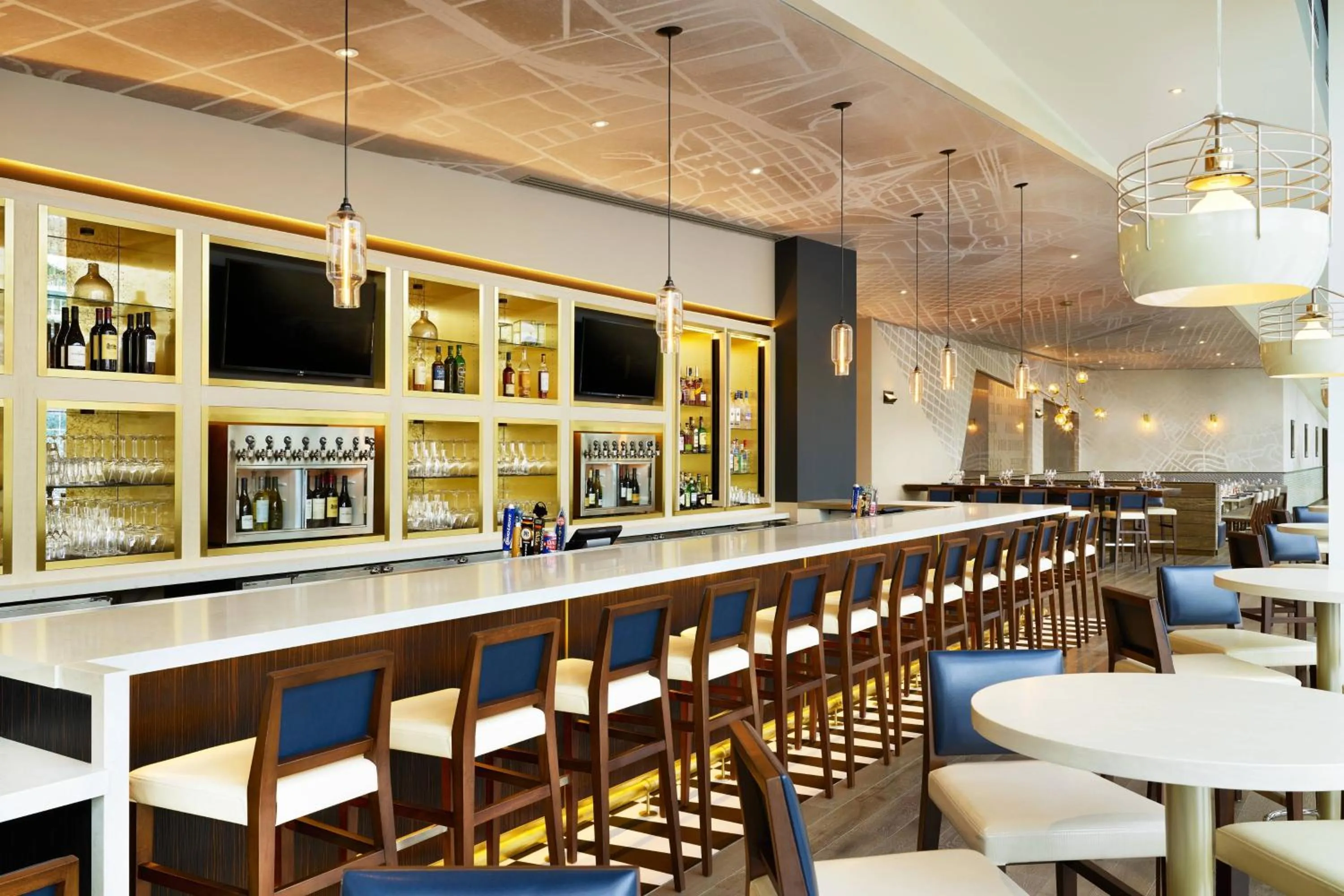 Lounge or bar in The Westin Denver International Airport