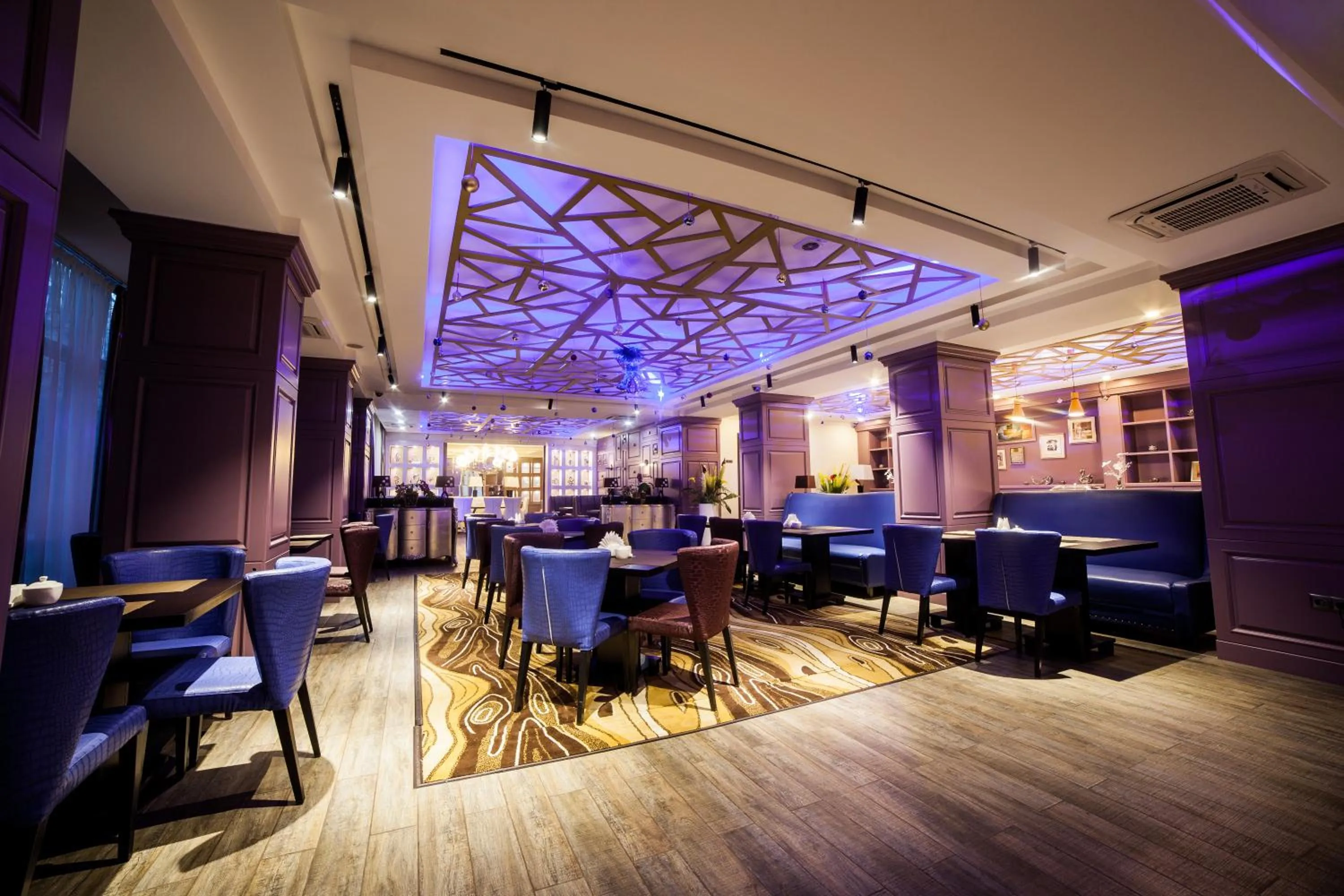 Restaurant/places to eat in Absolute Hotel