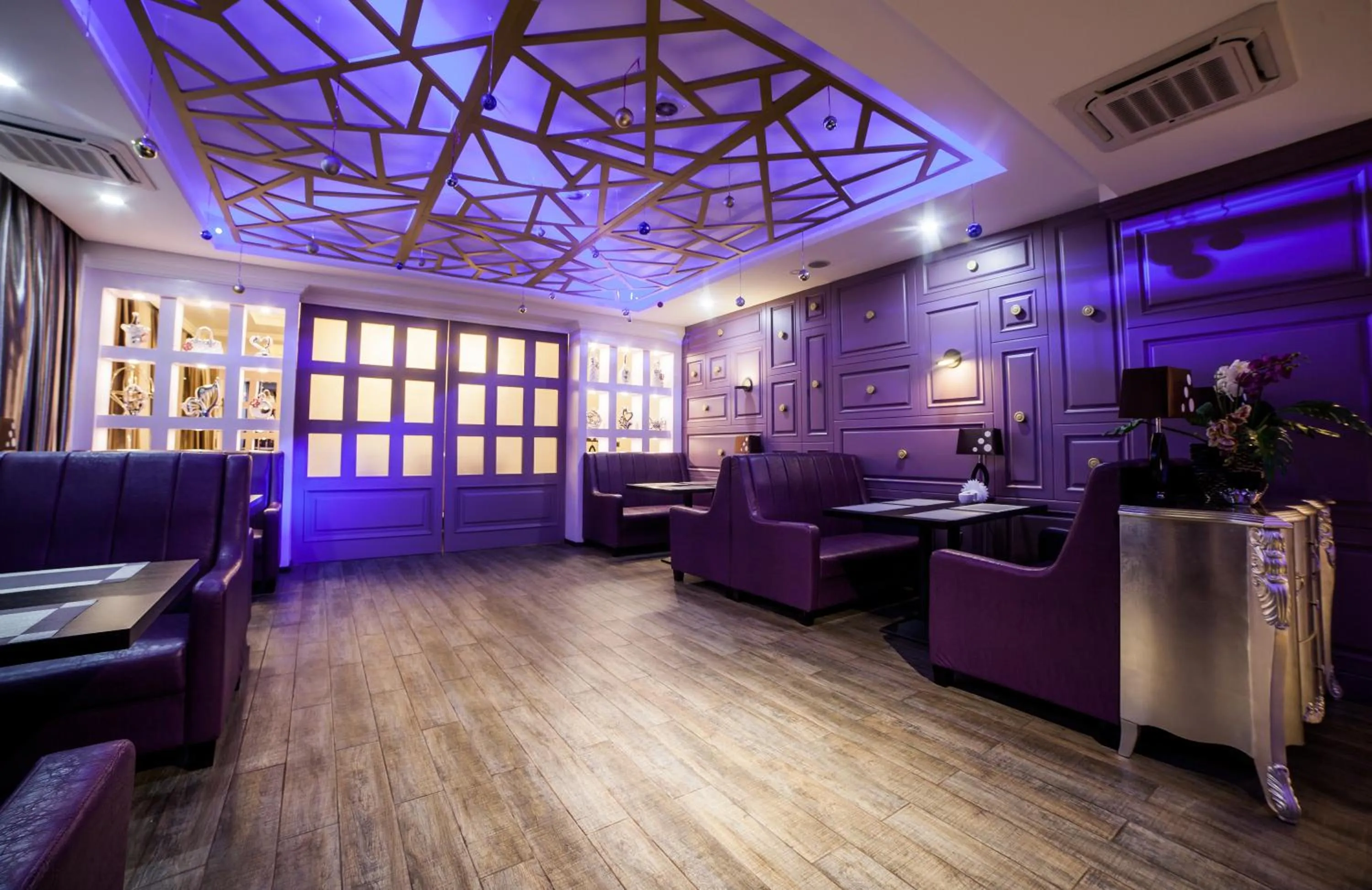 Restaurant/places to eat in Absolute Hotel